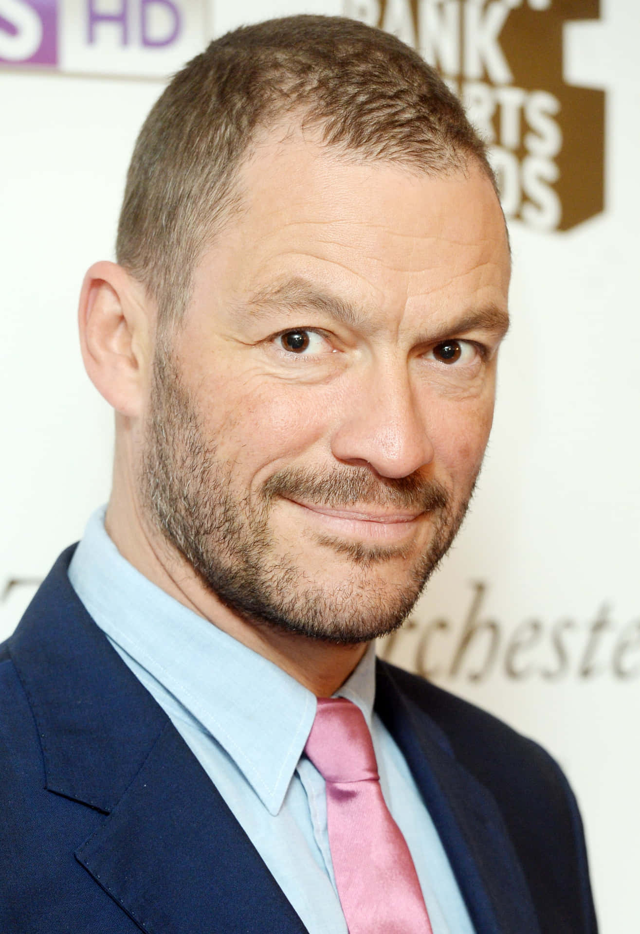 Dominic West 2021 X 2950 Background