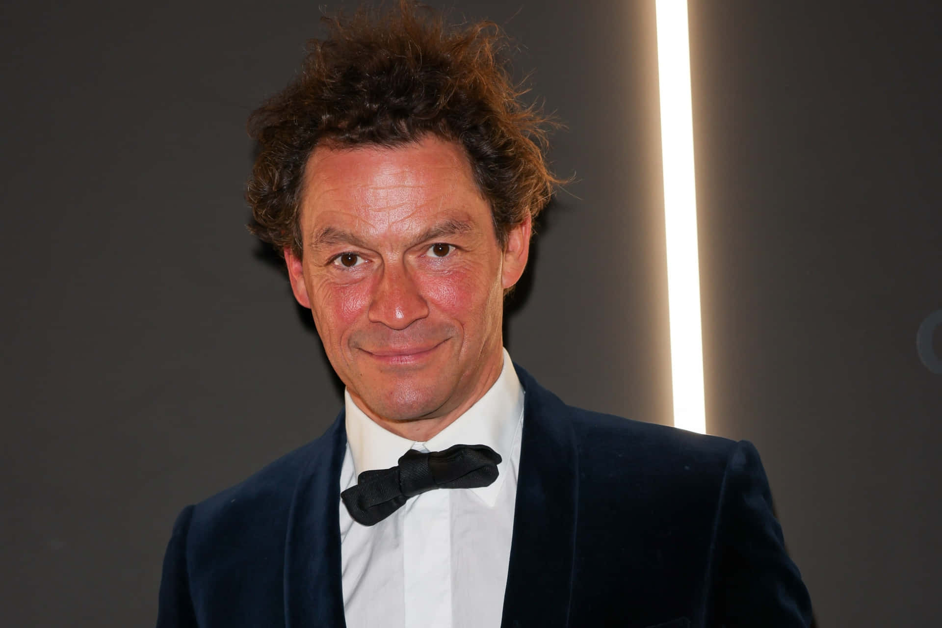 Dominic West 2400 X 1600 Background