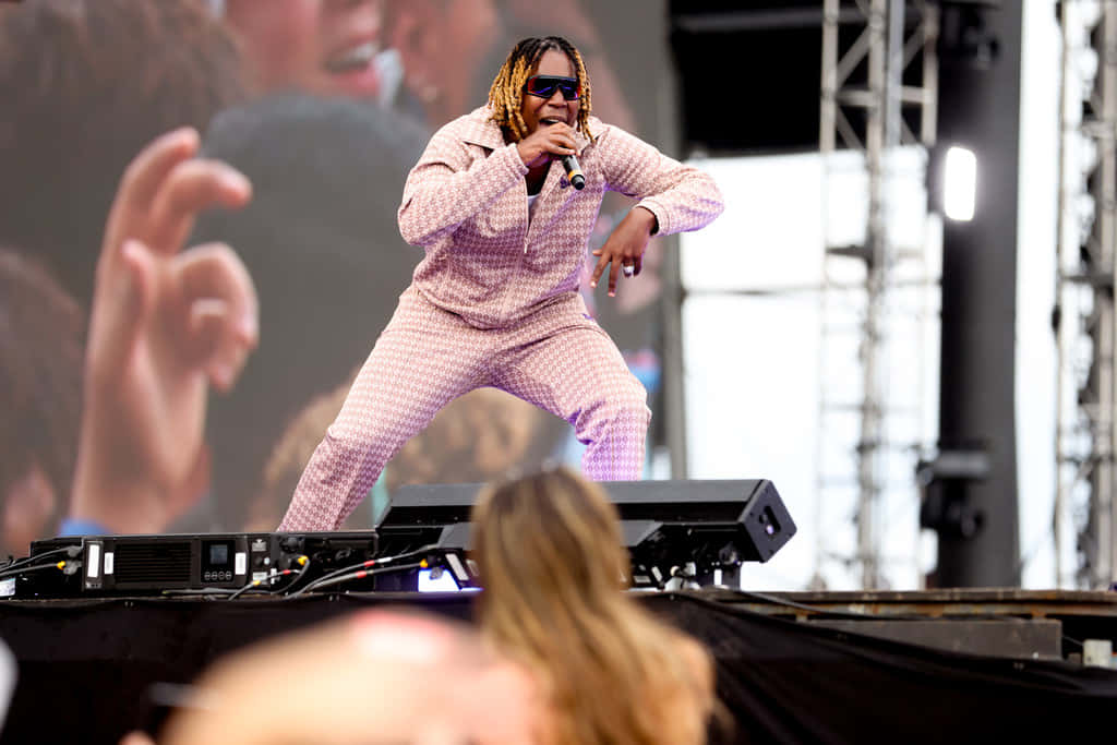 Don Toliver Performing On Stage Background