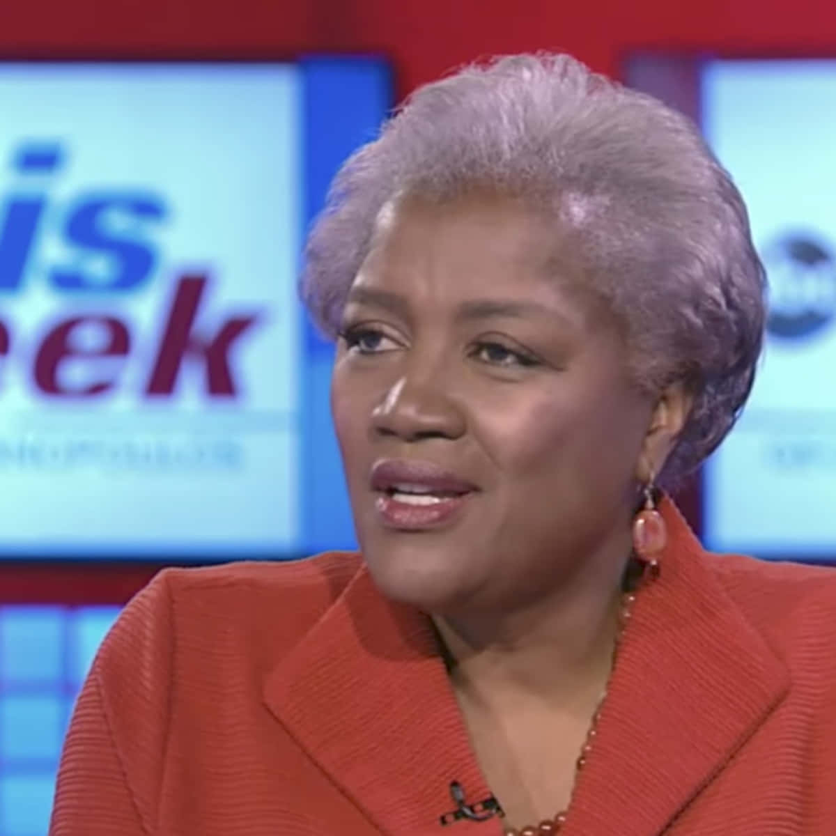 Donna Brazile Delivering A Powerful Speech Background