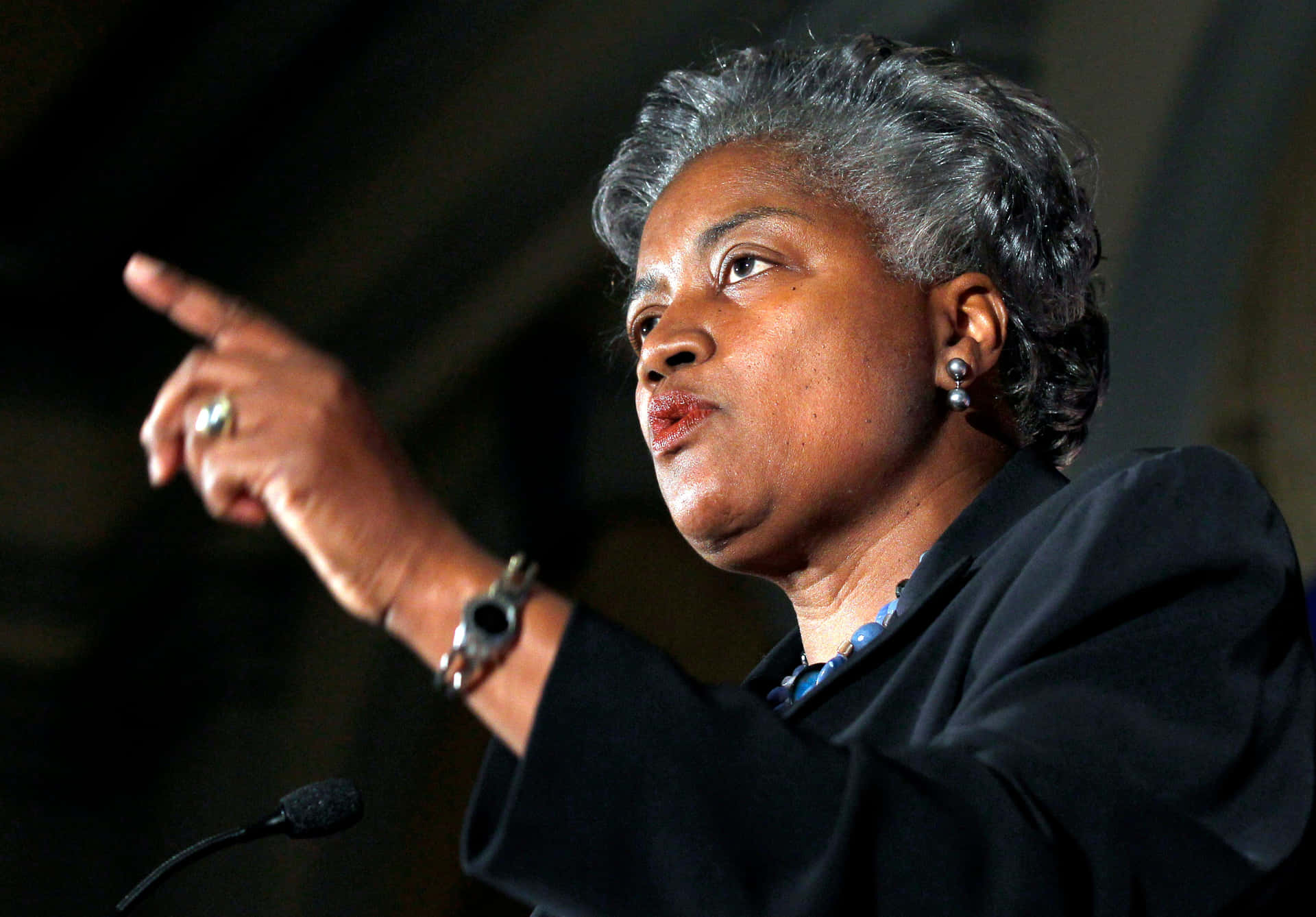Donna Brazile Delivering A Speech At A Political Event Background