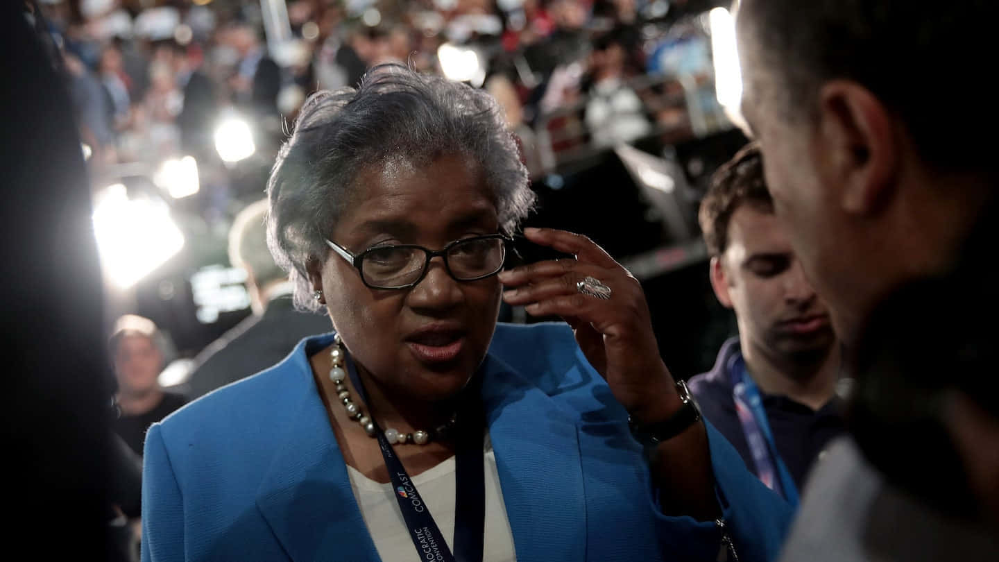 Donna Brazile Delivering A Speech Background