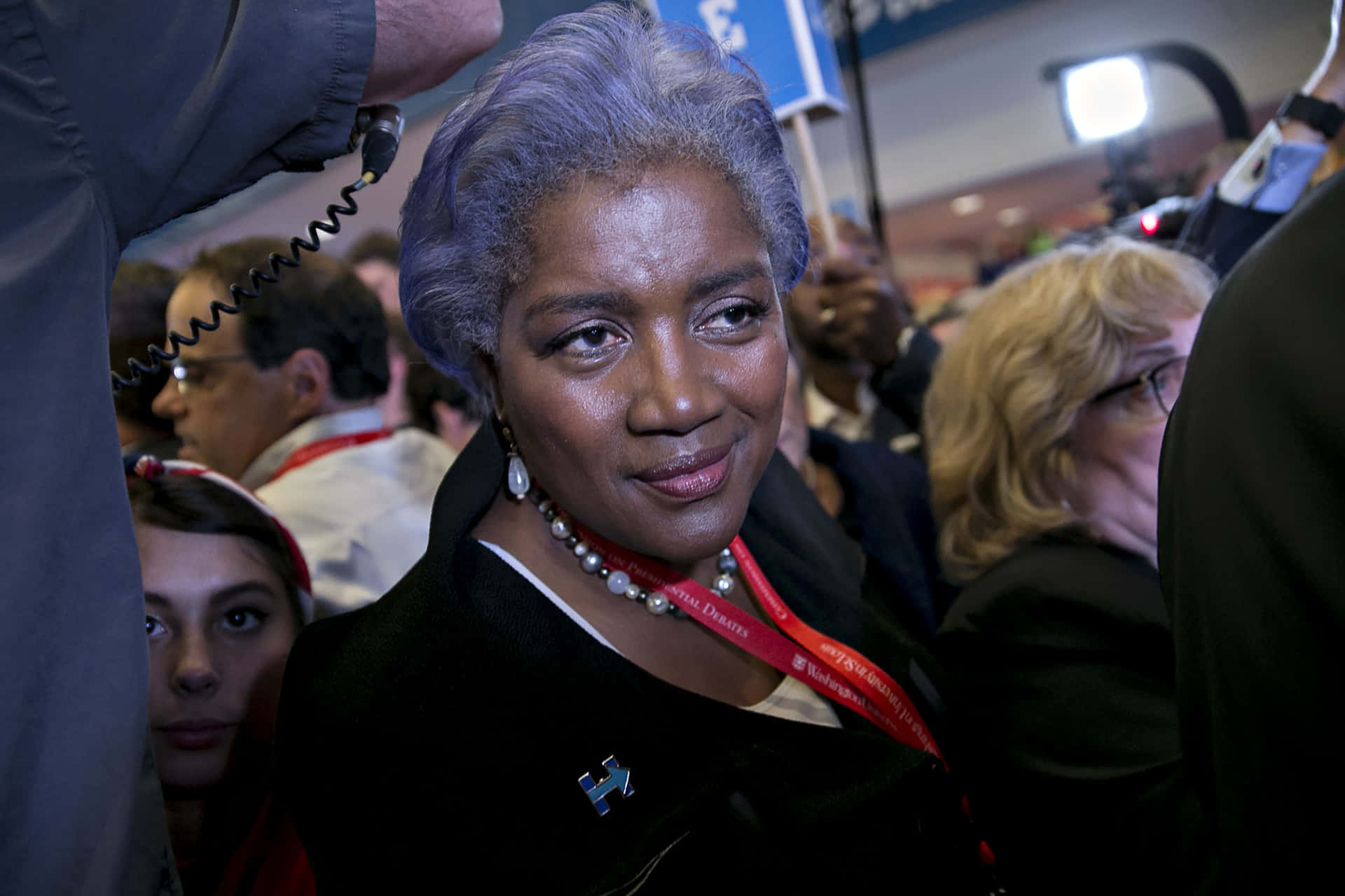 Donna Brazile Delivering A Speech Background