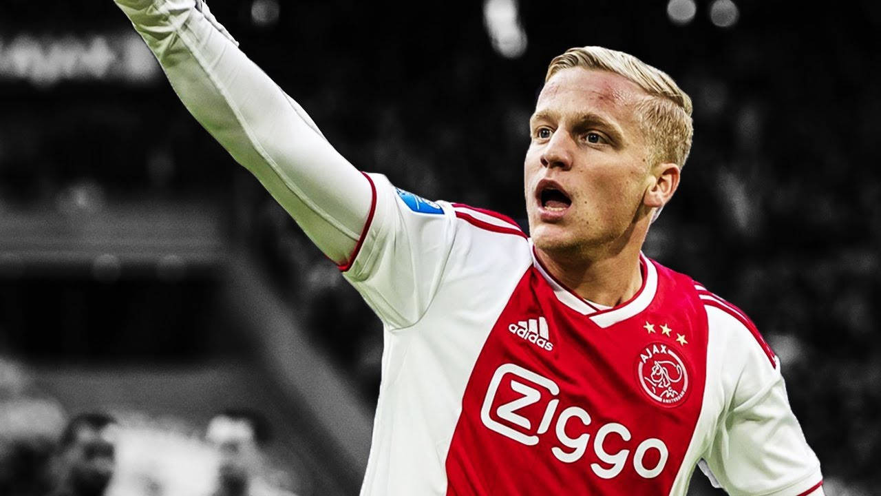 Donny Van De Beek Arm Up Background