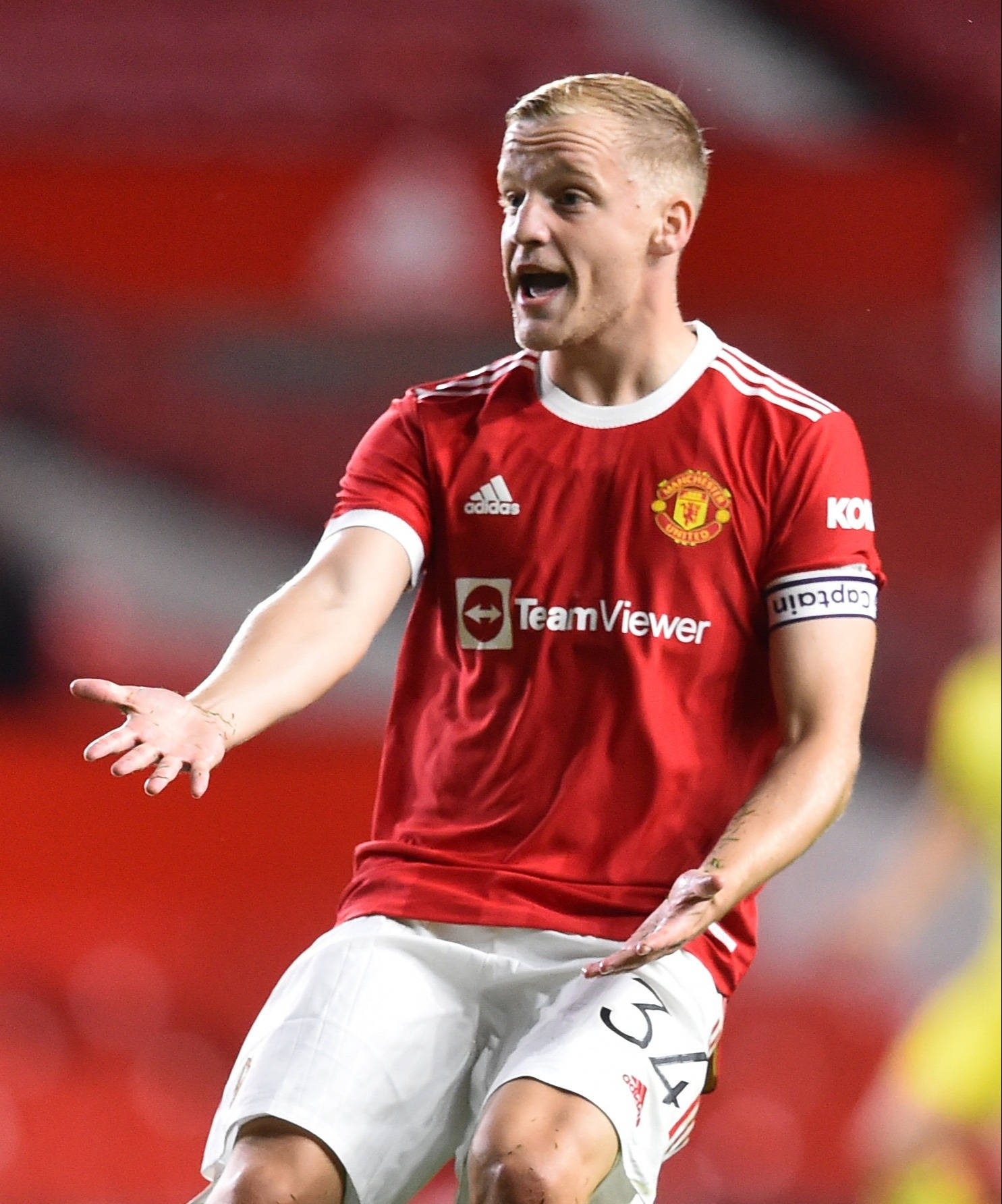 Donny Van De Beek Bent Knees Background