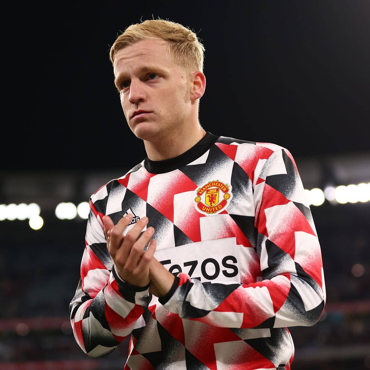 Donny Van De Beek Clapping Background