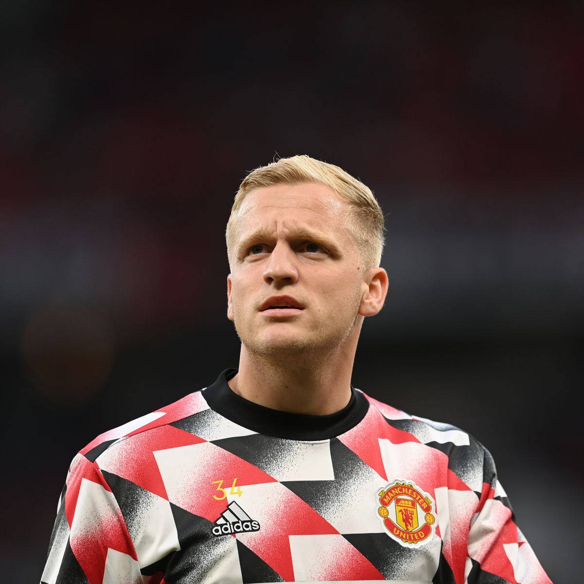 Donny Van De Beek Looking Up Background