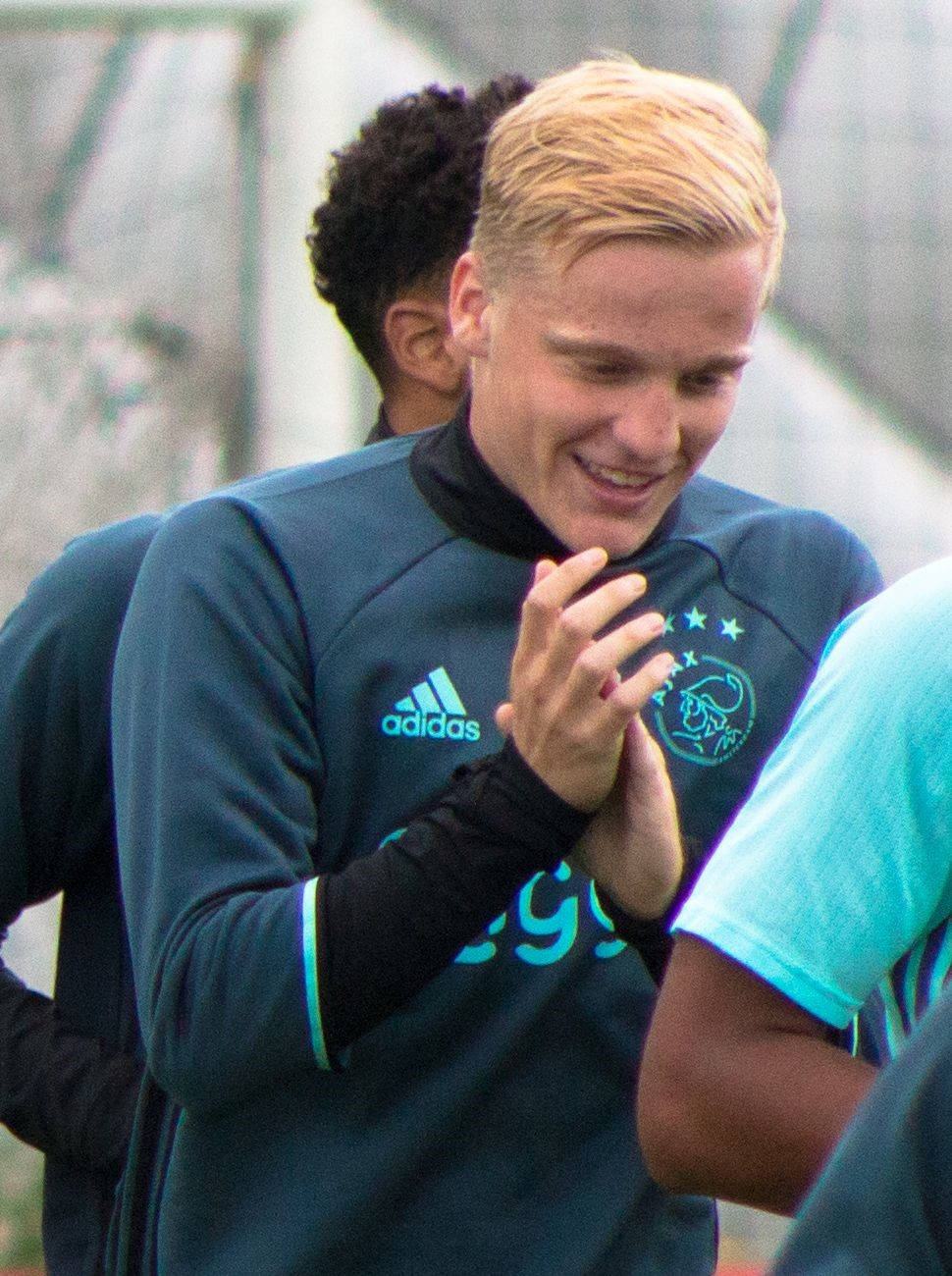 Donny Van De Beek Smiling And Clapping Background