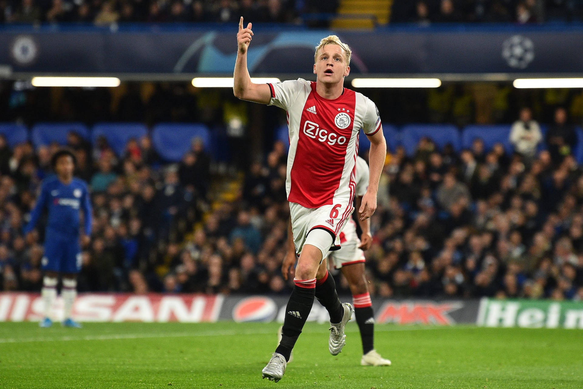 Donny Van De Beek Walking Pointing Up