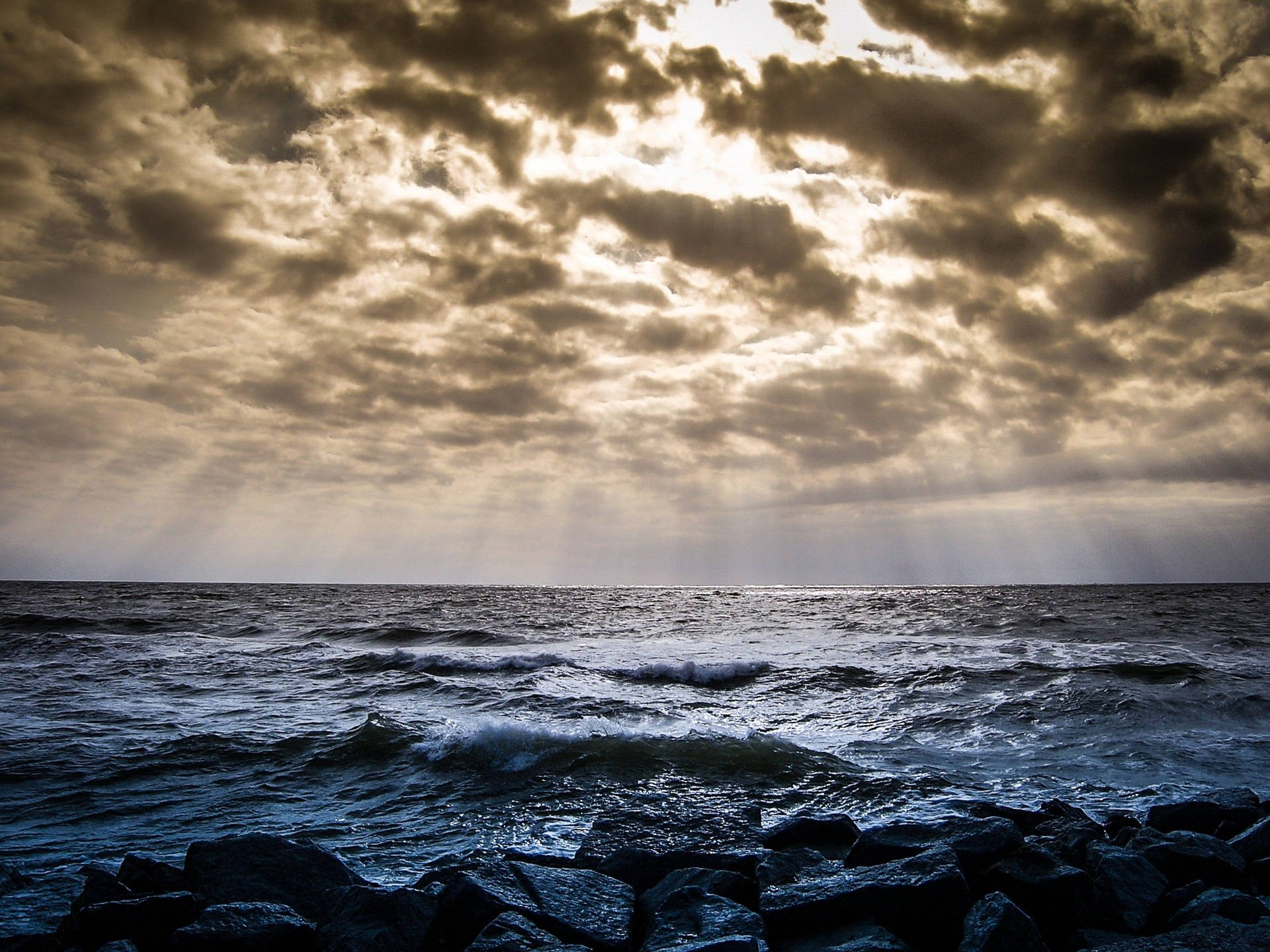 Dramatic Aesthetic Ocean Background