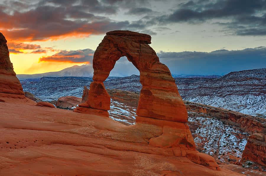 Dramatic Picture Of Delicate Arch Background