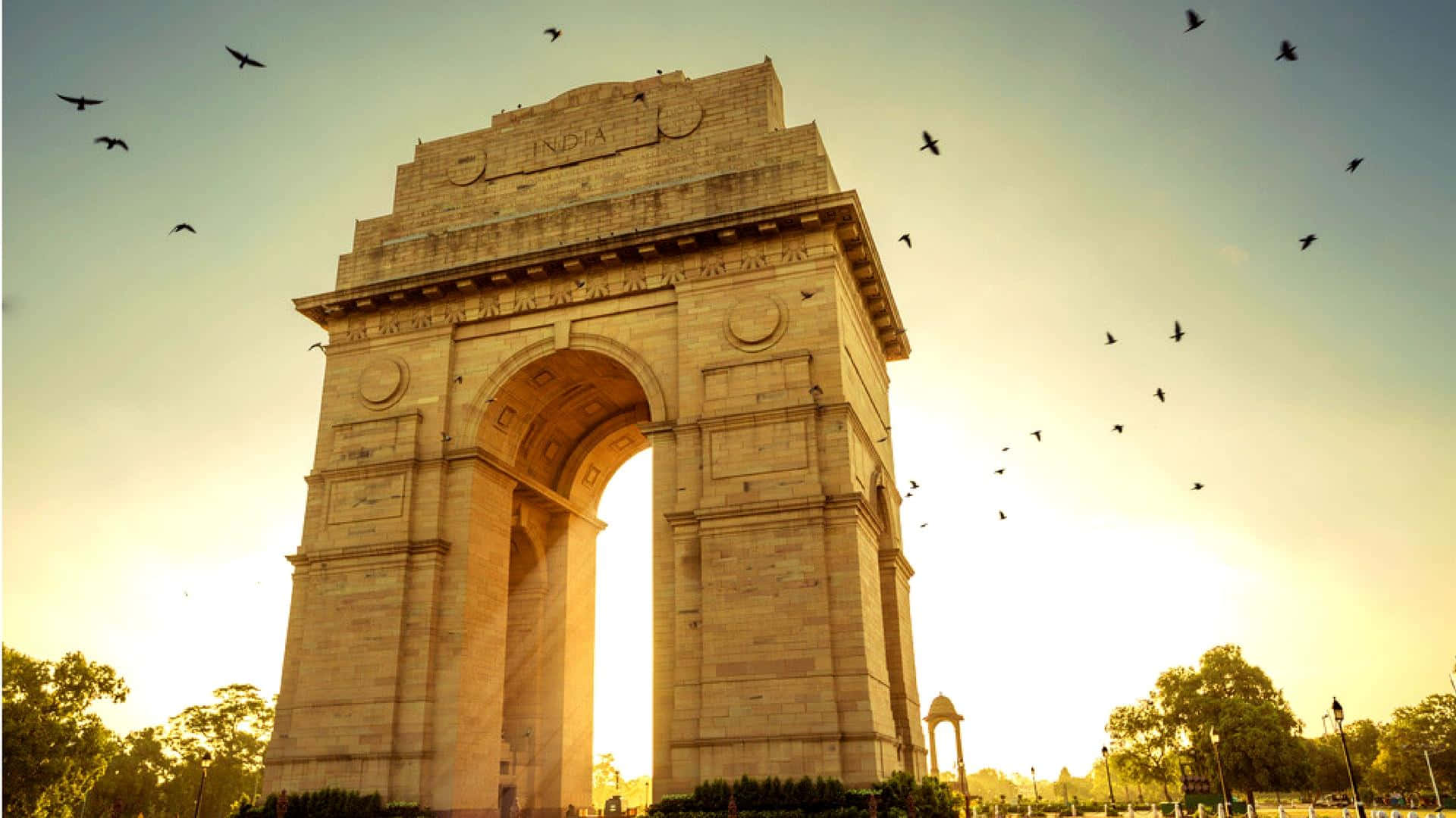Dramatic View Gateway To India Background