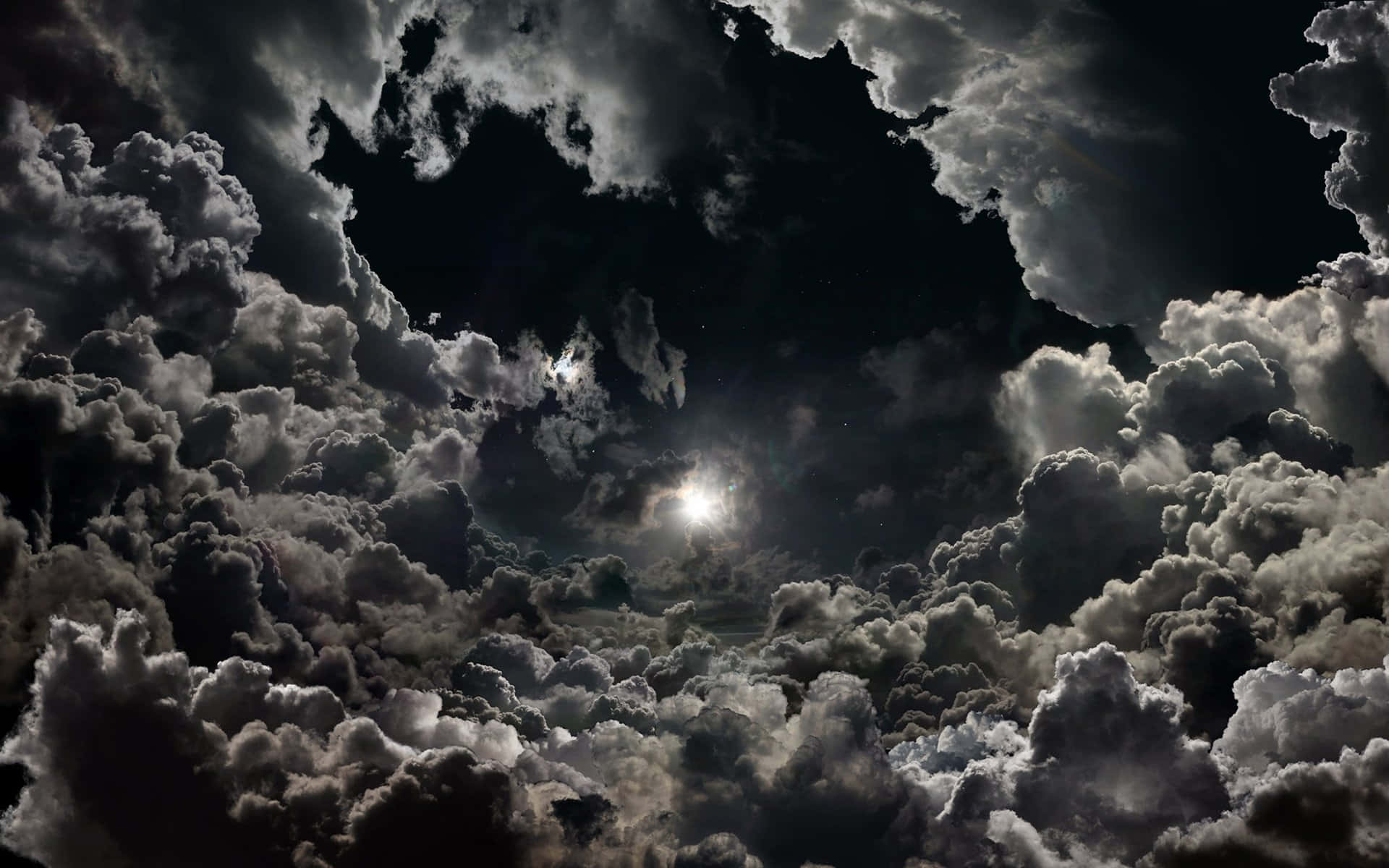 Dreamy Afternoon At The Cloudy Mountains Background