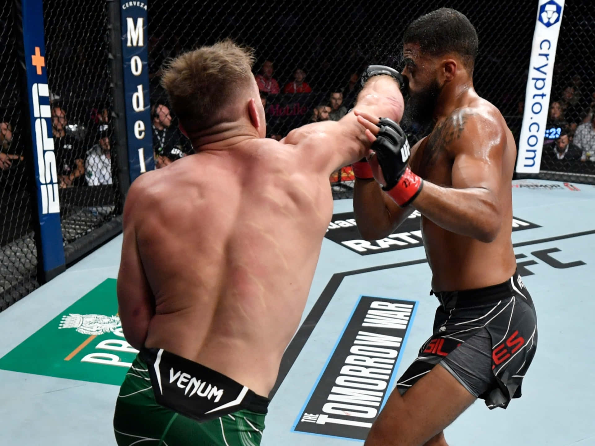 Dricus Du Plessis Throwing A Punch