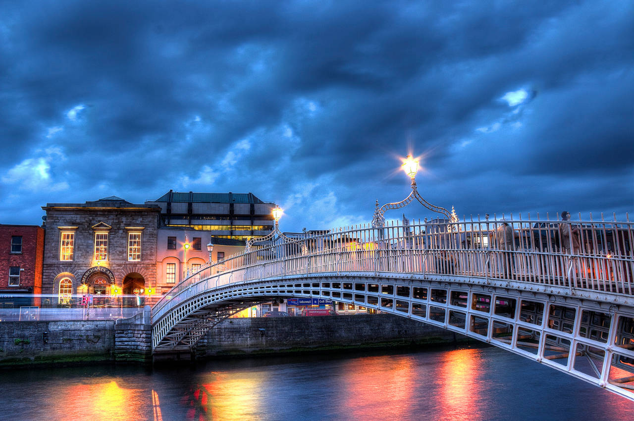 Dublin Hapenny Bridge At Night Background