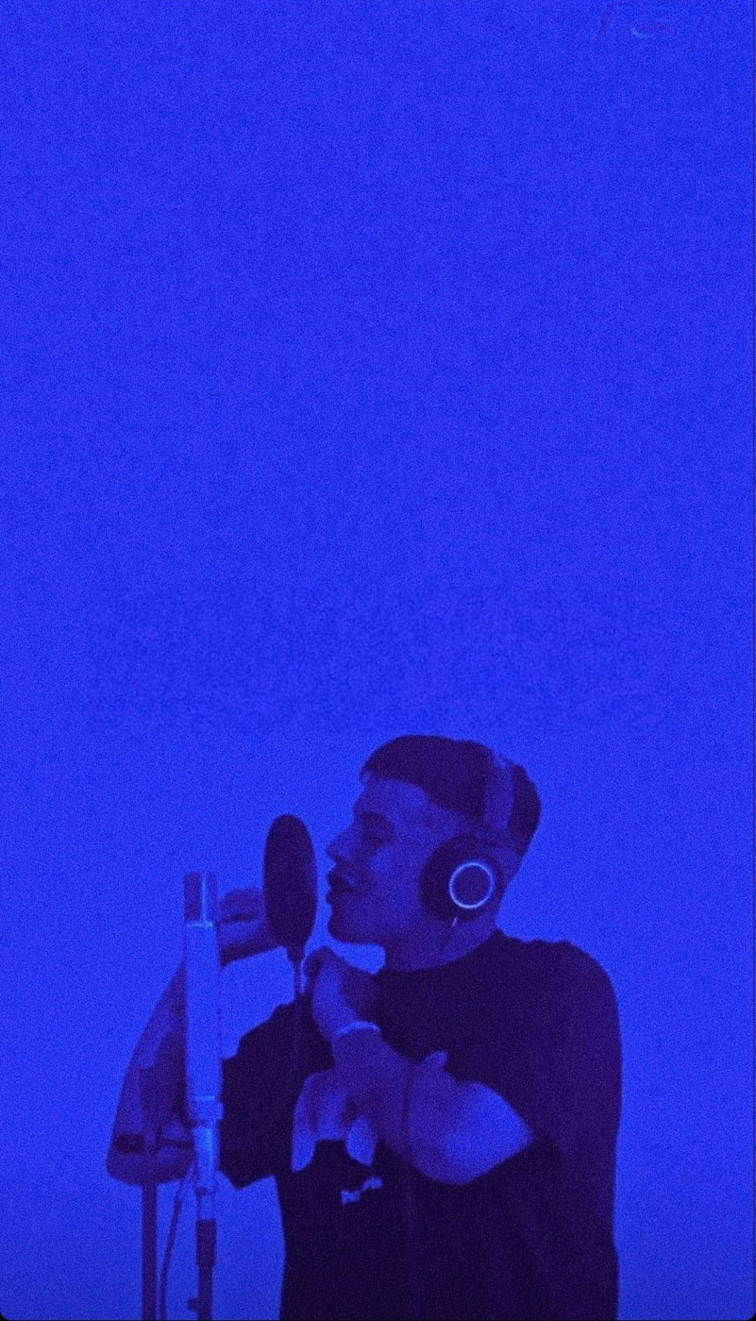 Duki Blue Background Singing