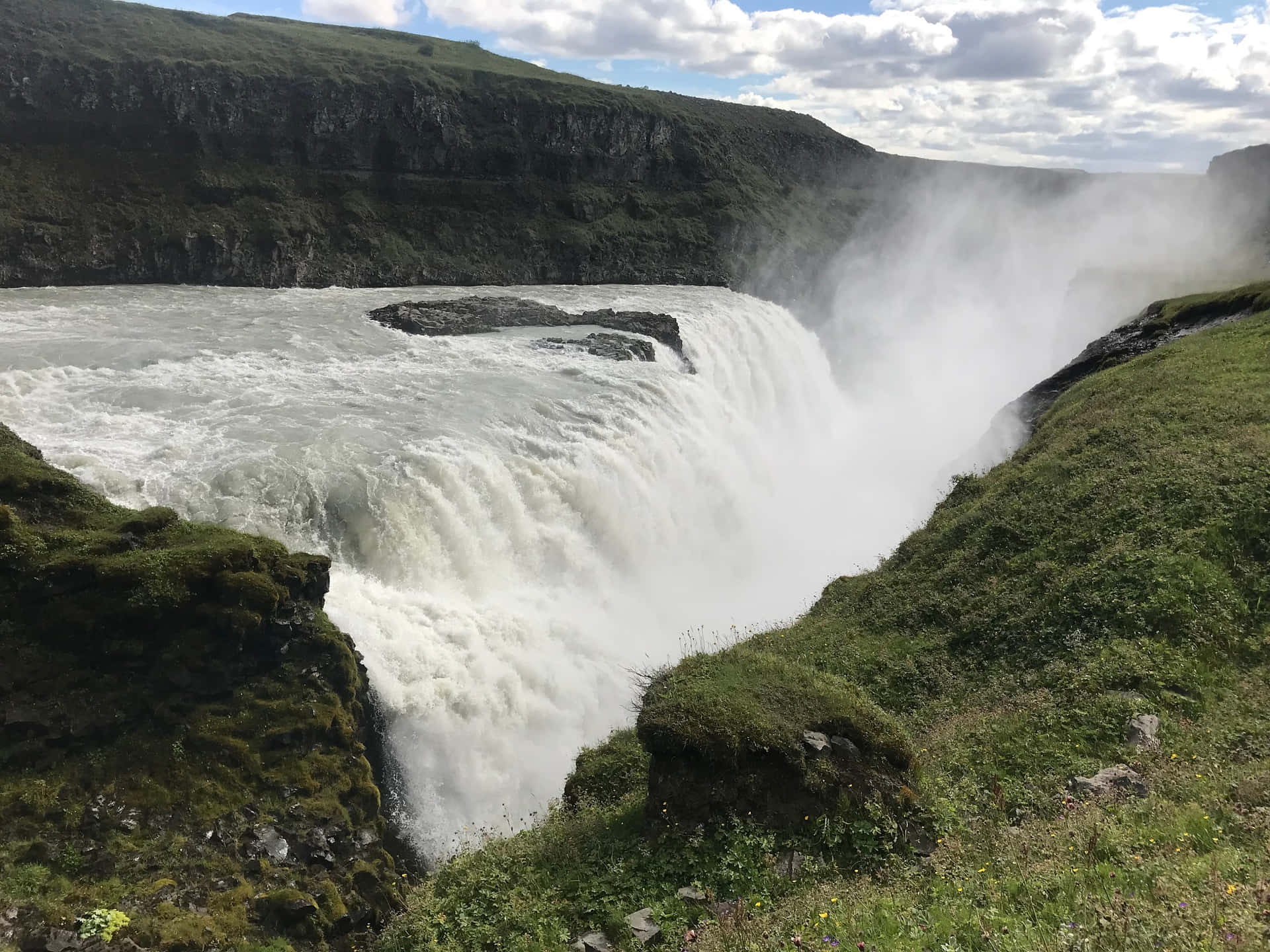 Dull Gullfoss Waterfall In Southwest Iceland Background