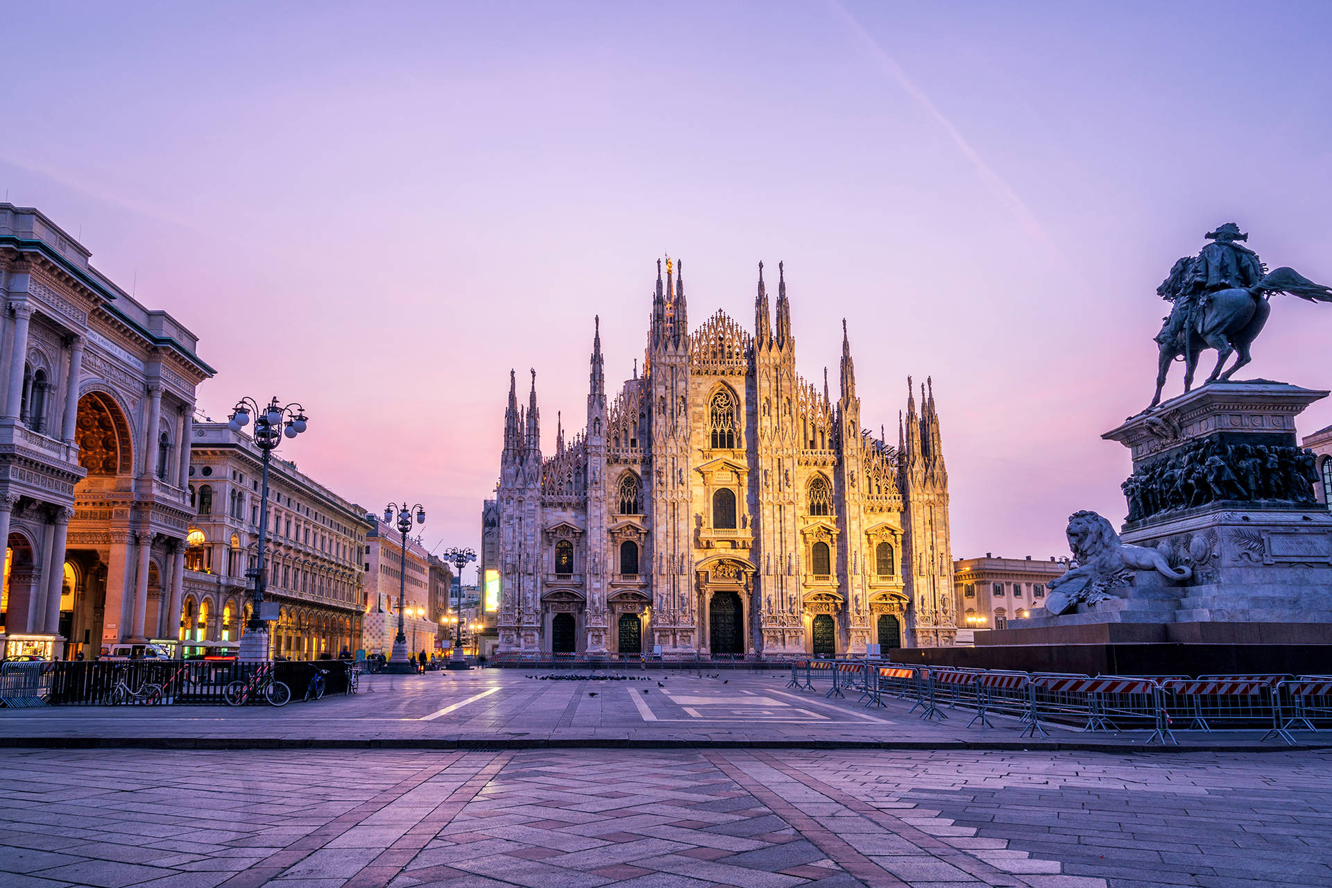 Duomo Di Mlano In Milan During Sunset Background