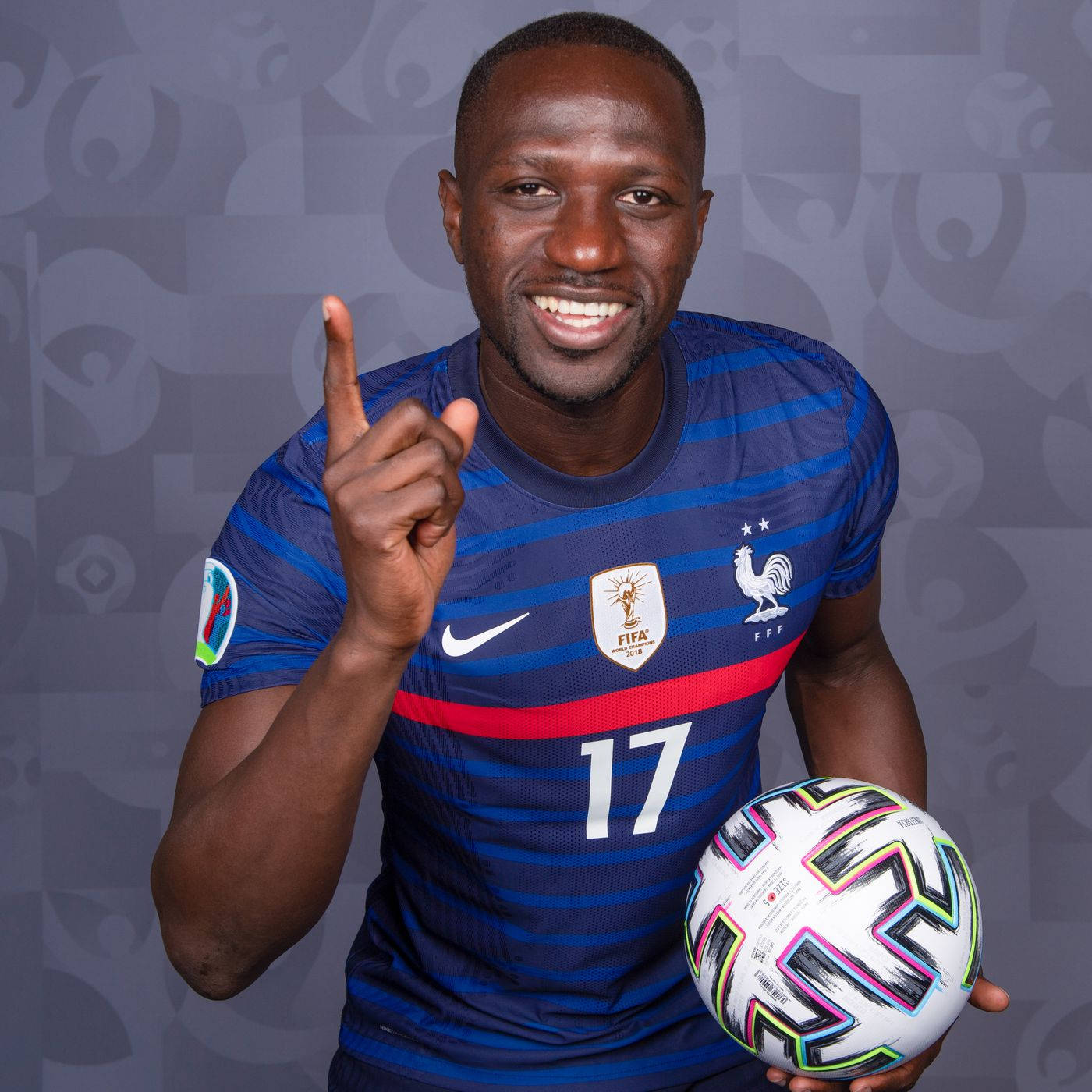 Dynamic Midfielder Moussa Sissoko Holding A Ball Background