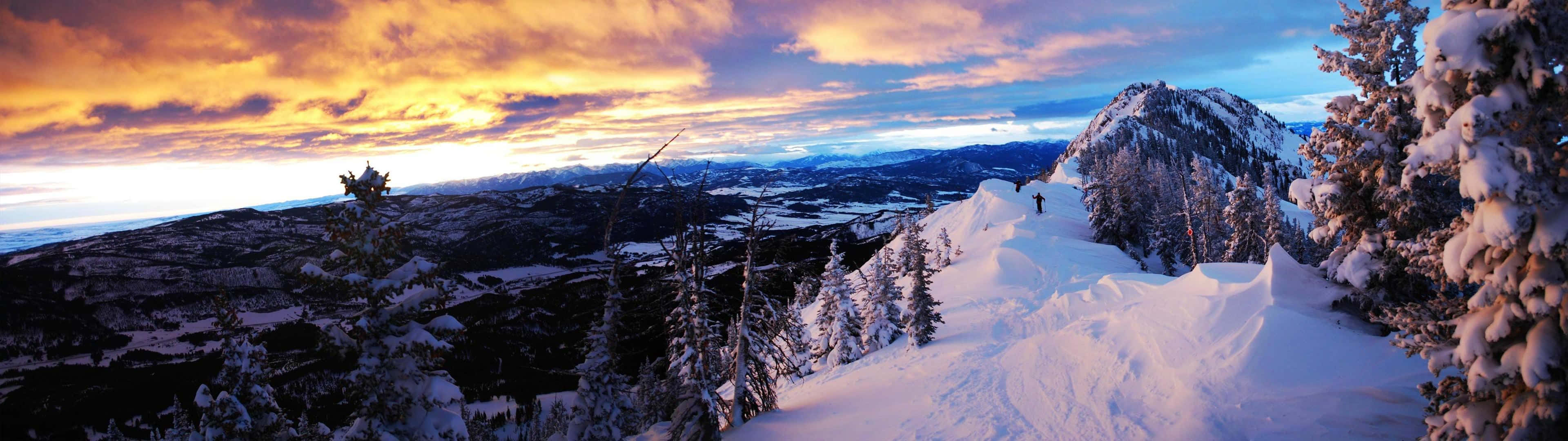 Dynamic Seafoam Ocean Waves Background