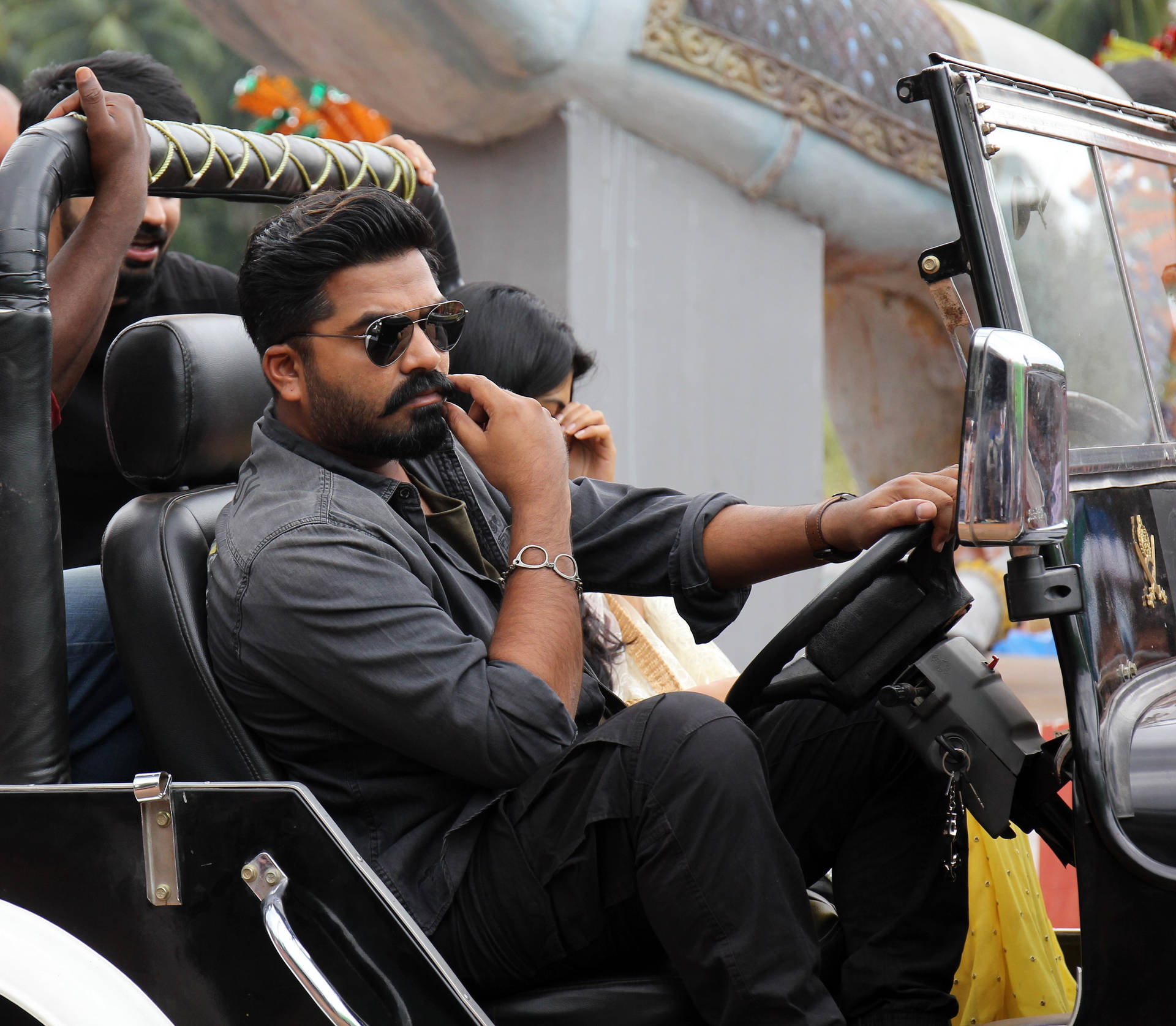Dynamic Simbu Deep In Focus At A Behind-the-scenes Shoot Background