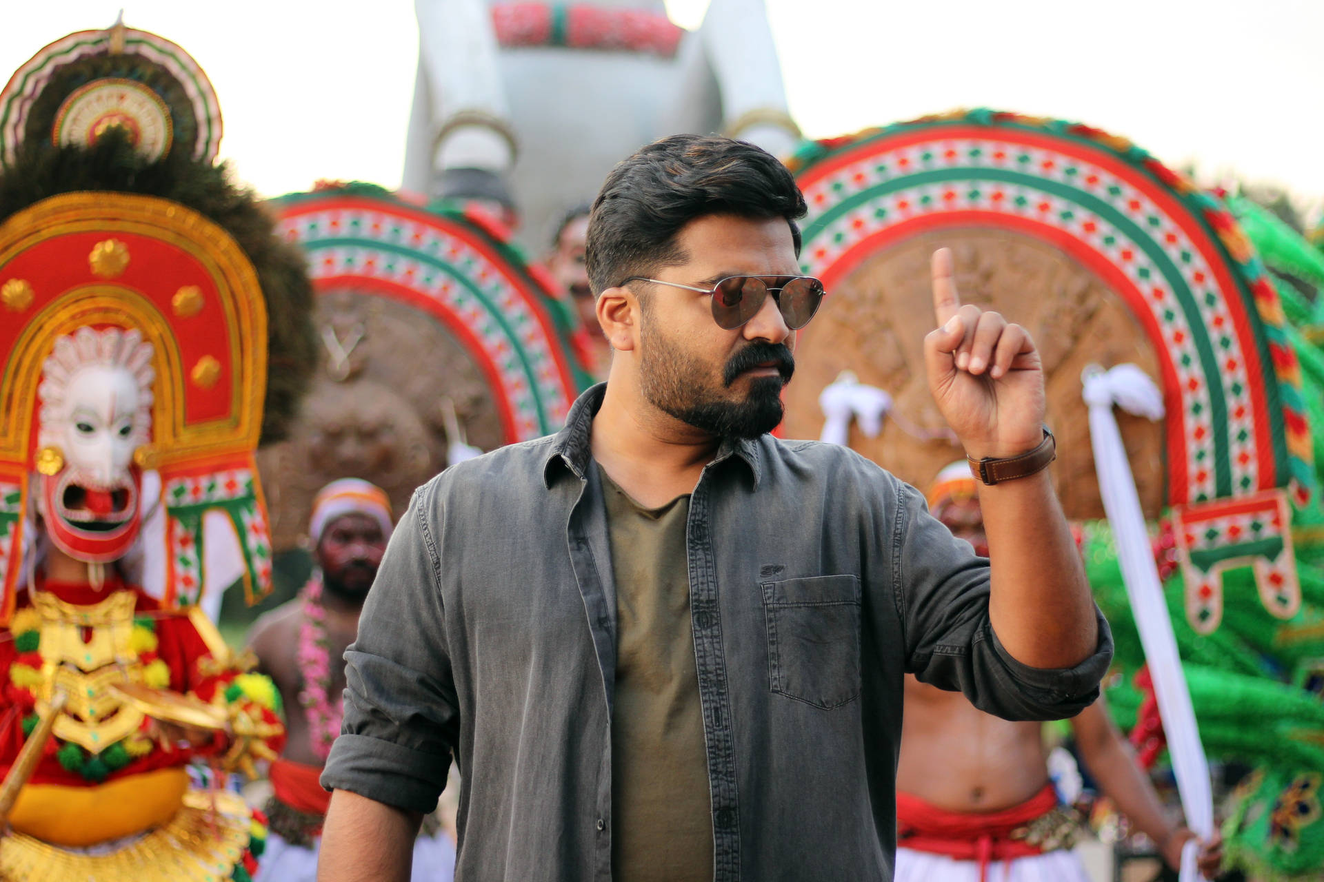 Dynamic Simbu Expresses With A Raised Index Finger