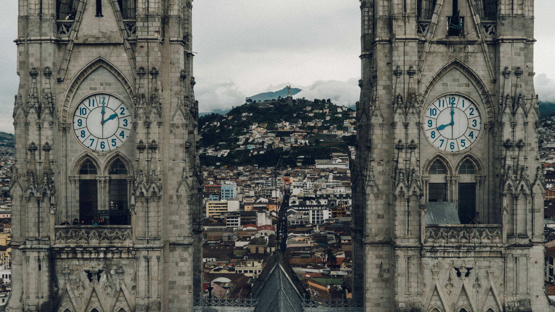 Ecuador Basílica Del Voto Nacional Background