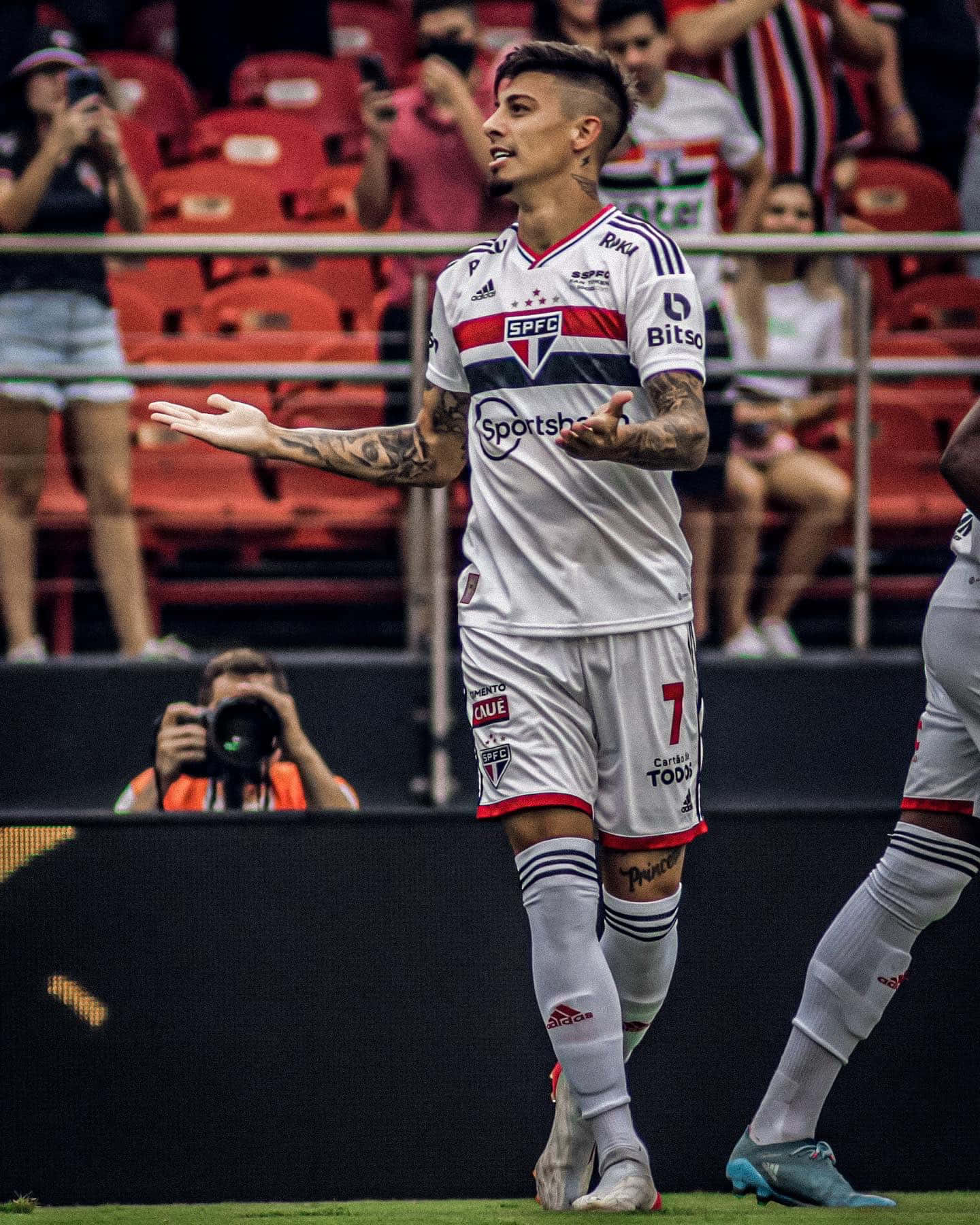 Ecuador Emiliano Rigoni Beats Sau Paolo Background