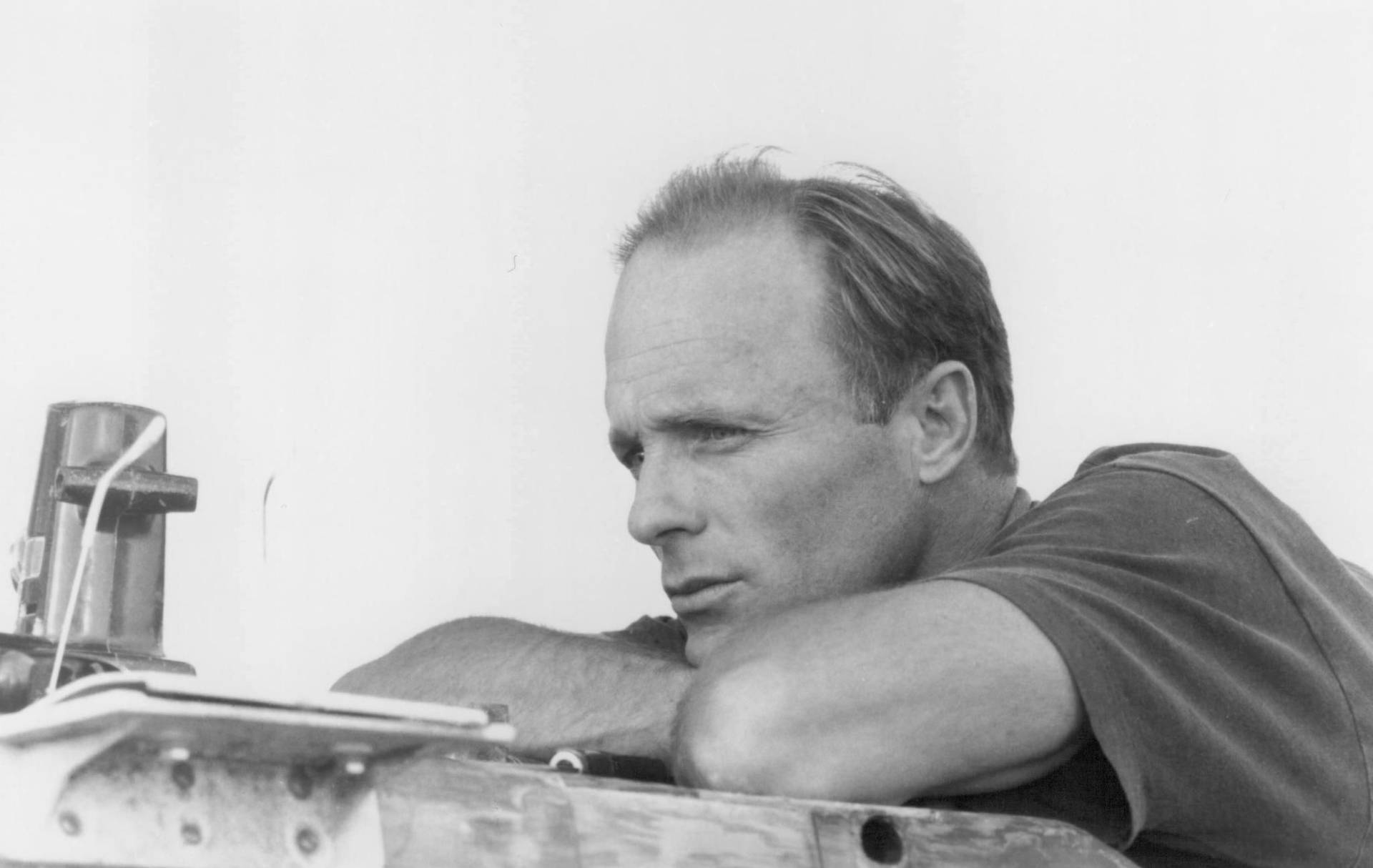 Ed Harris Grayscale Side Angle Shot Background