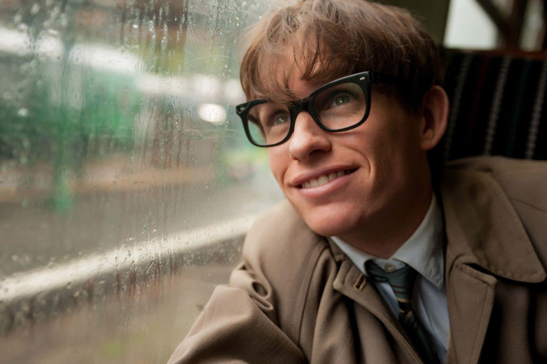 Eddie Redmayne Attends Prestigious Red Carpet Event. Background