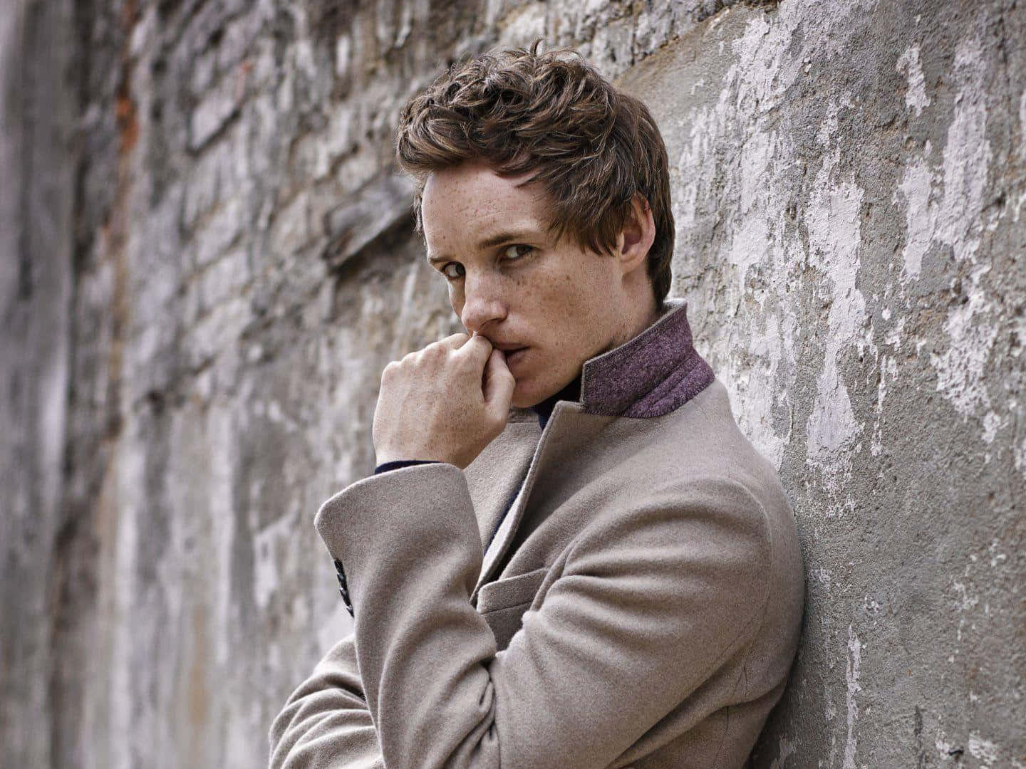 Eddie Redmayne Posing On The Red Carpet Background