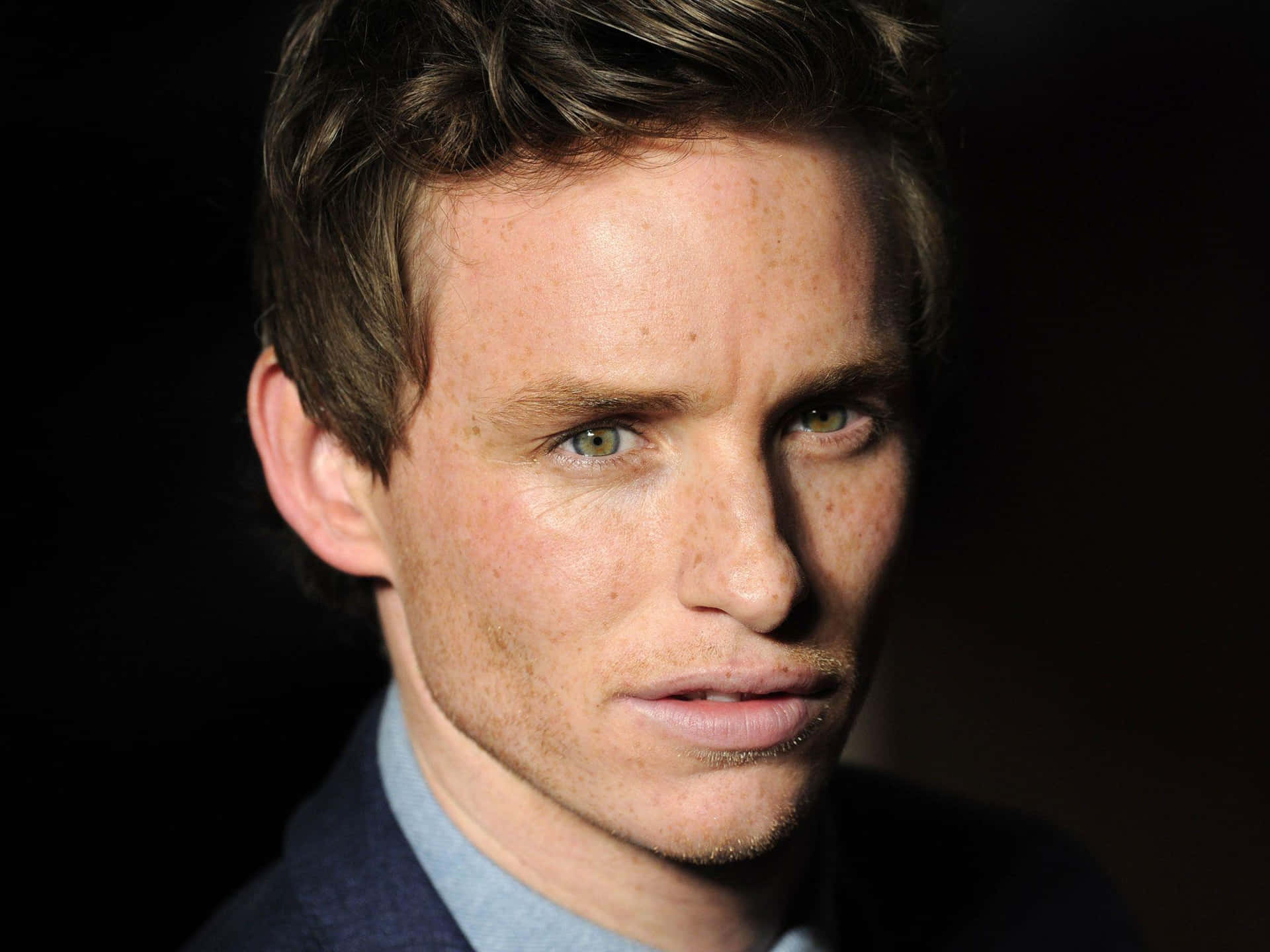 Eddie Redmayne Striking A Pose At An Event Background