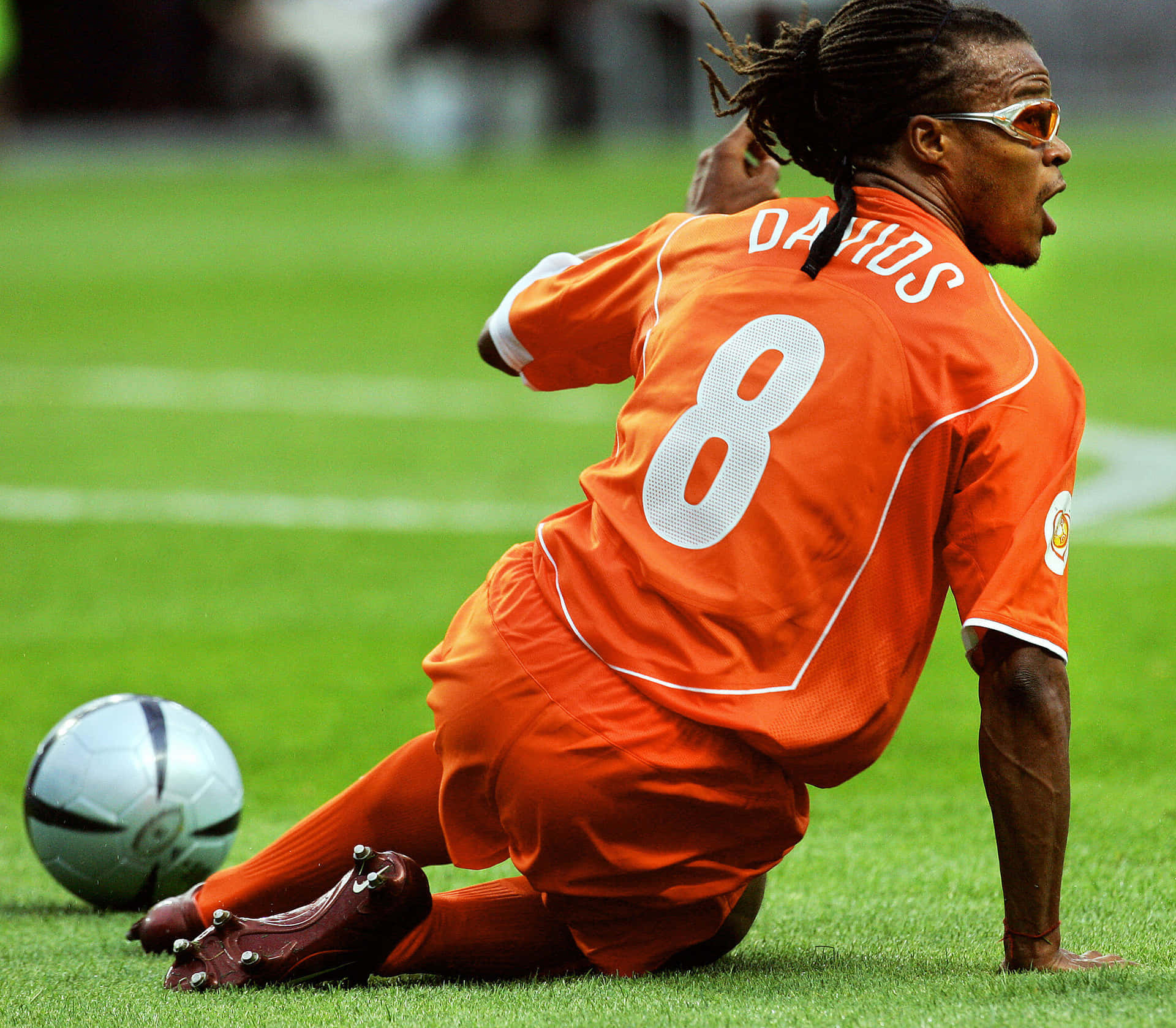 Edgar Davids Jersey No.8 Background