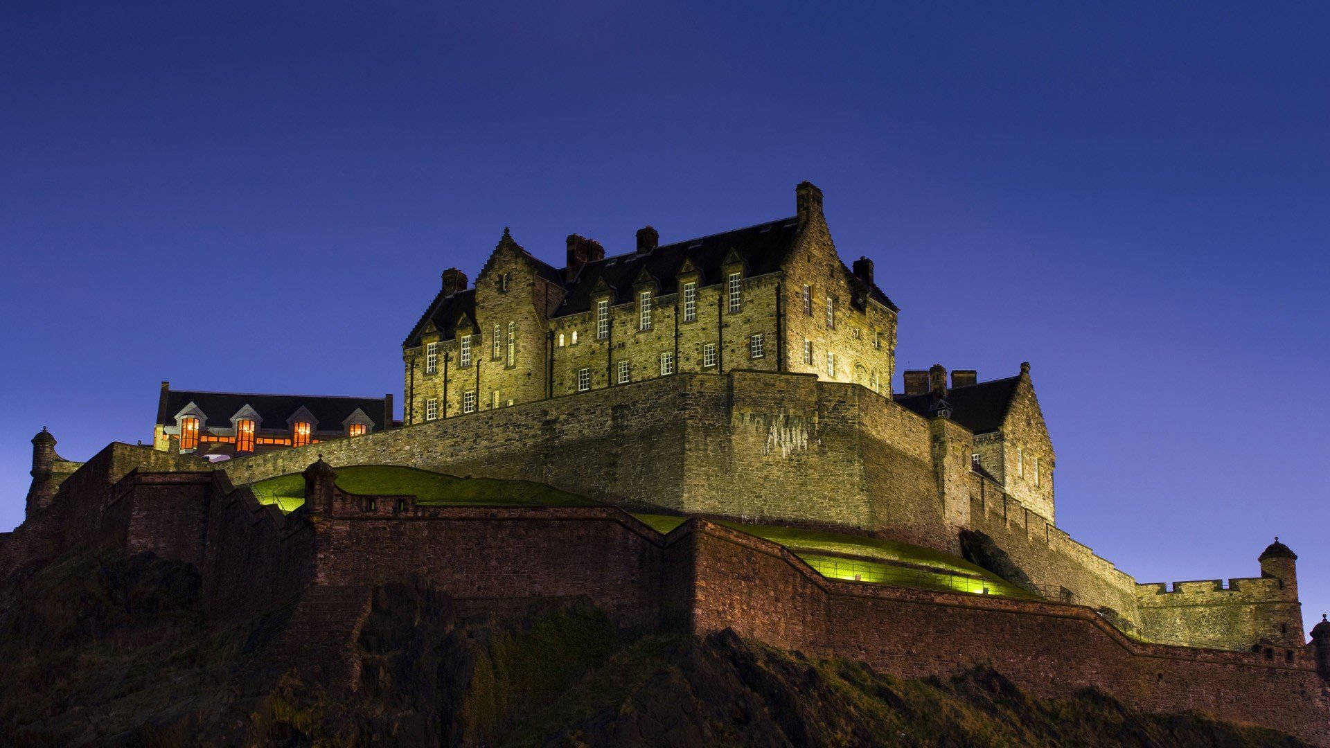 Edinburgh Castle's Skyline At Night Background