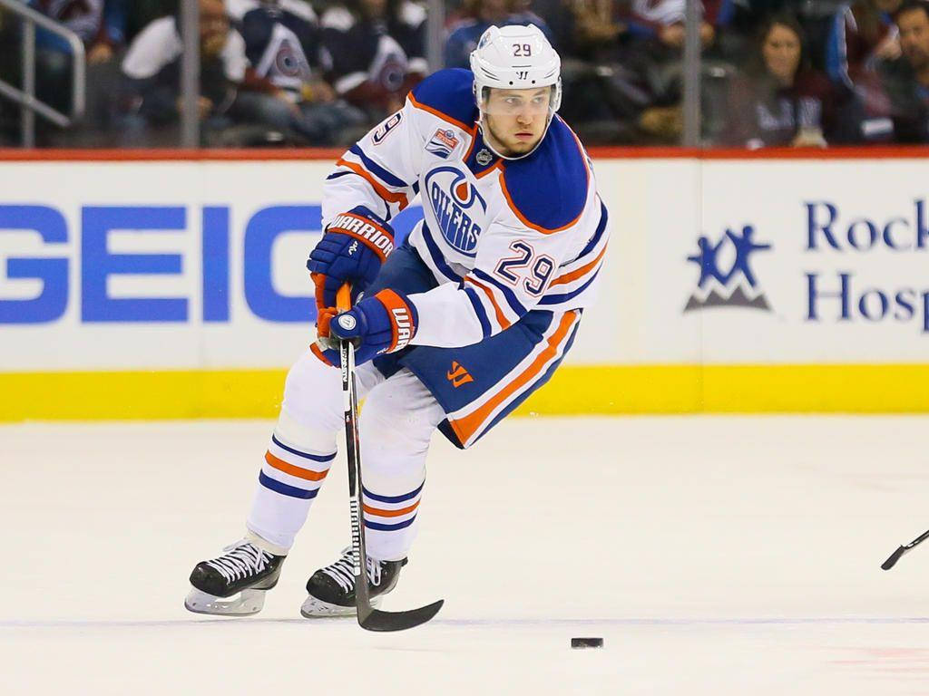 Edmonton Oilers Center Player Leon Draisaitl Background