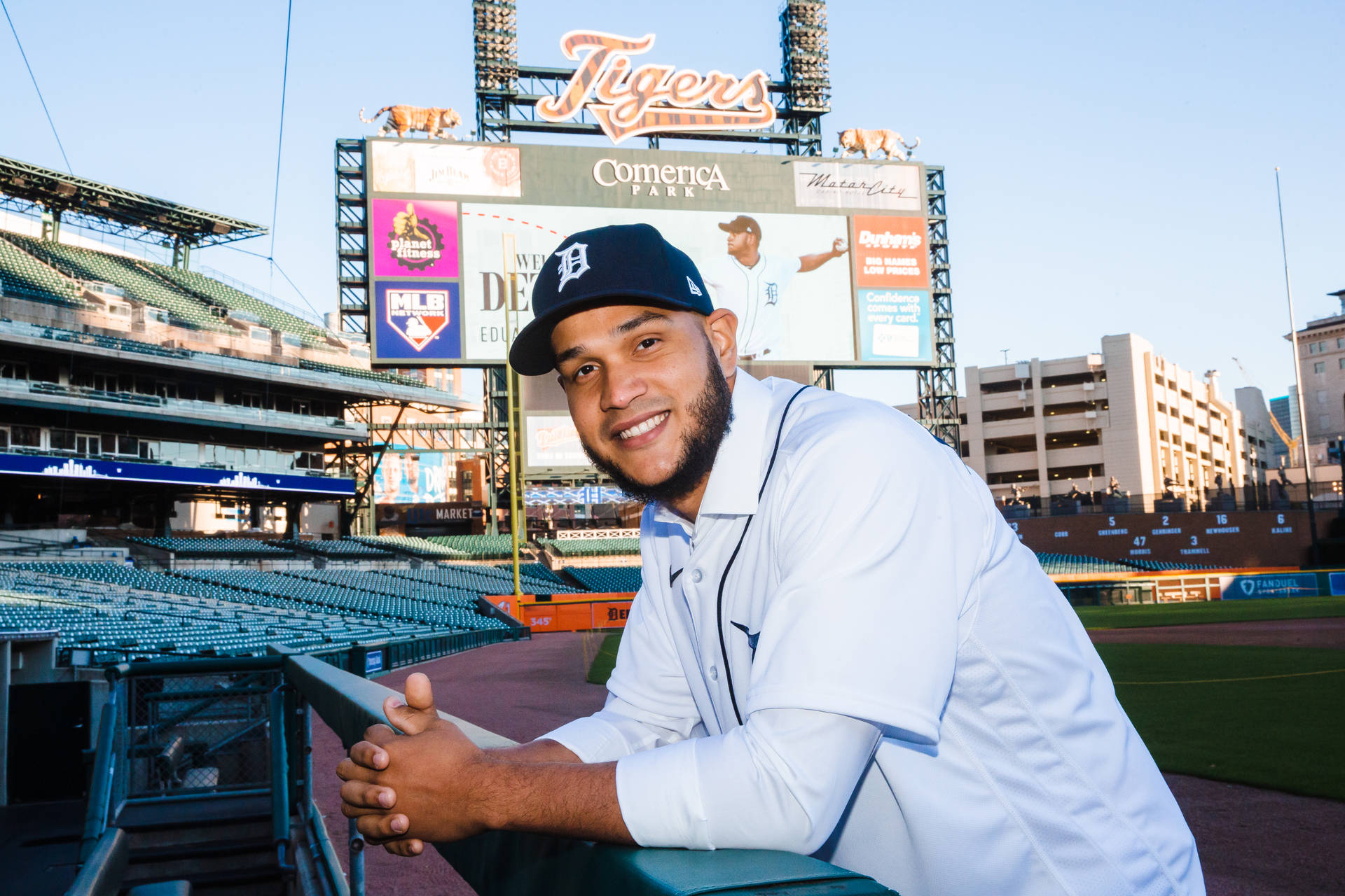 Eduardo Rodriguez Leaning Background