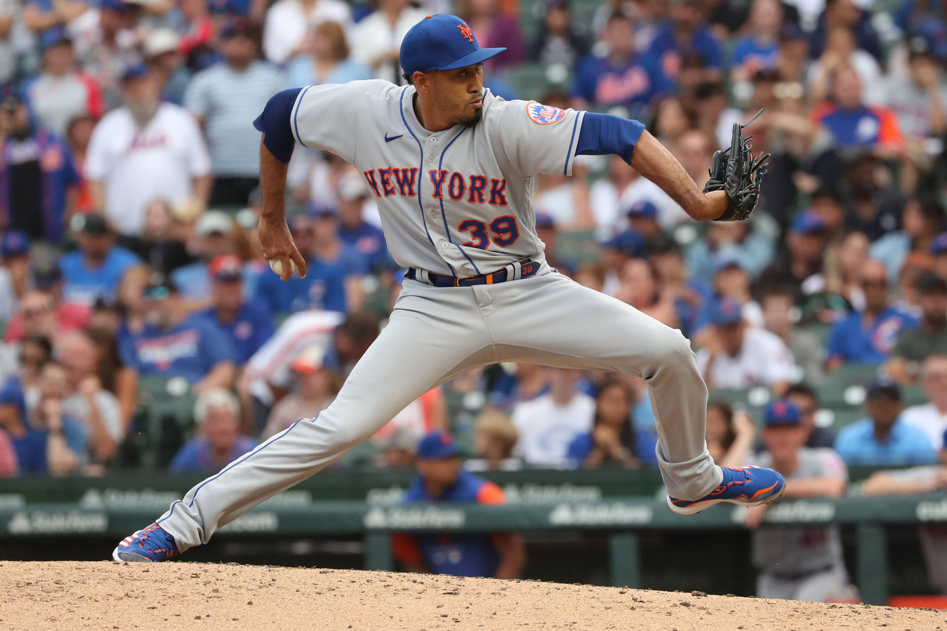 Edwin Diaz In Throwing Pose Background