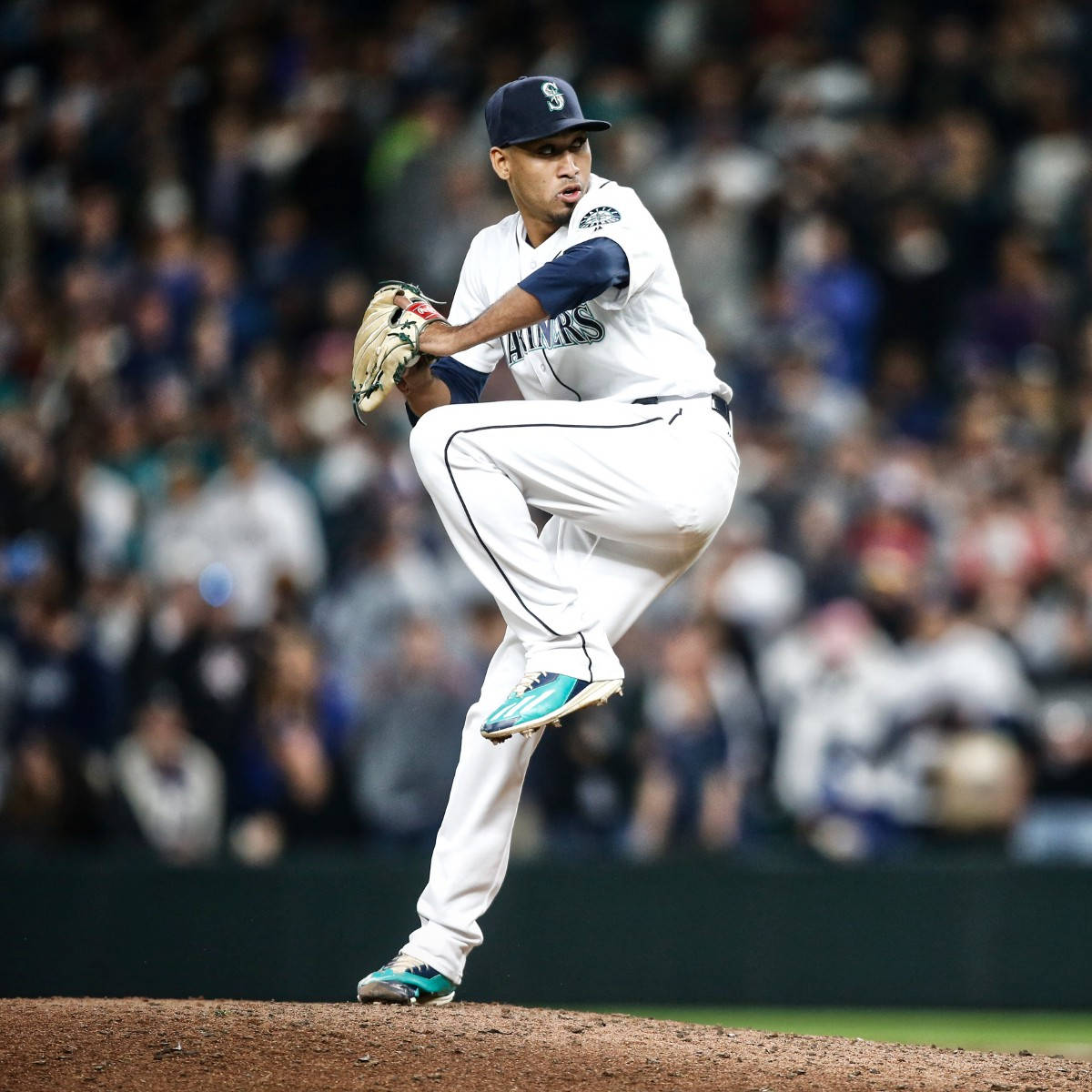 Edwin Diaz Wearing Blue Baseball Cleats Background