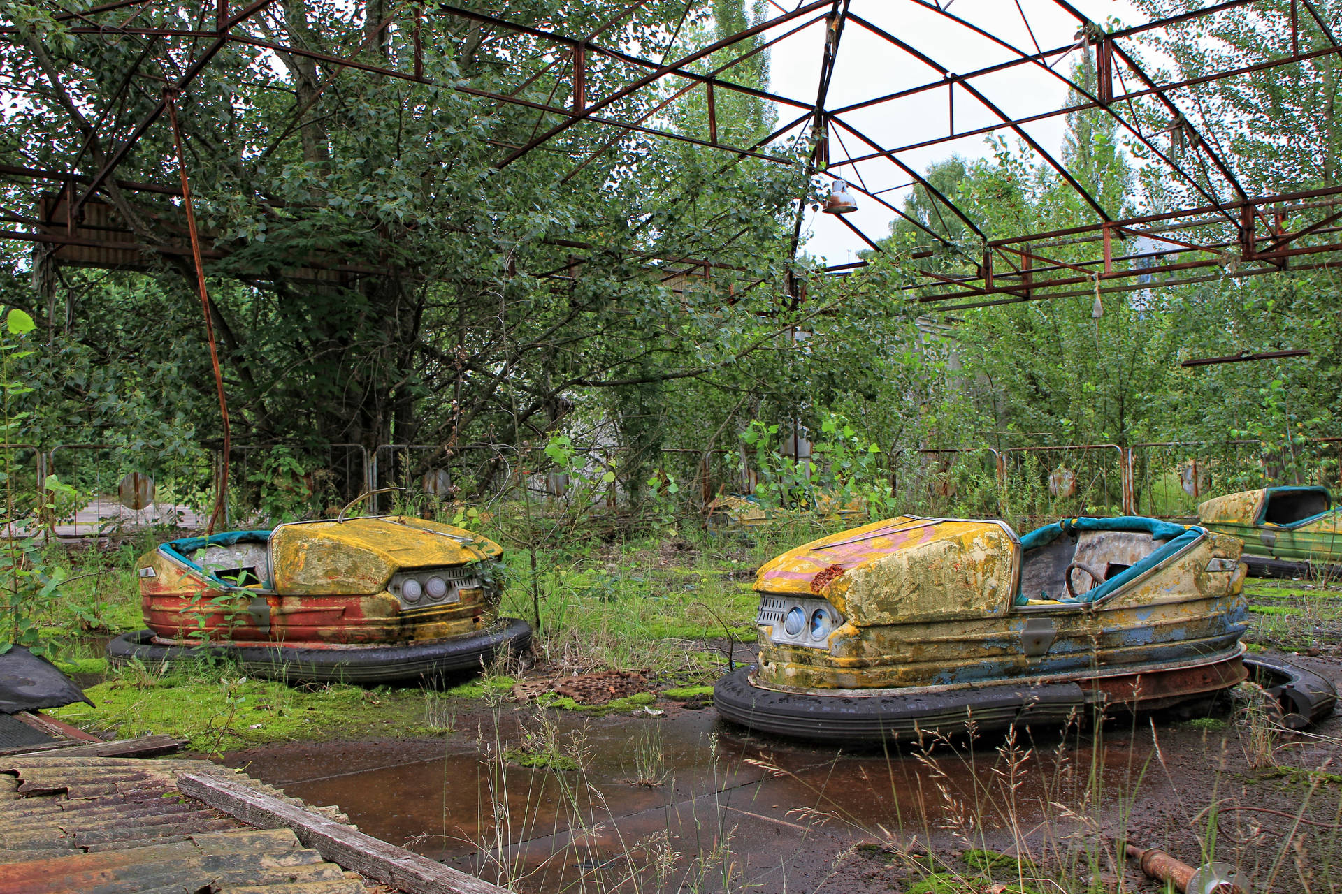 Eerie Echoes Of An Abandoned Theme Park Ride Background