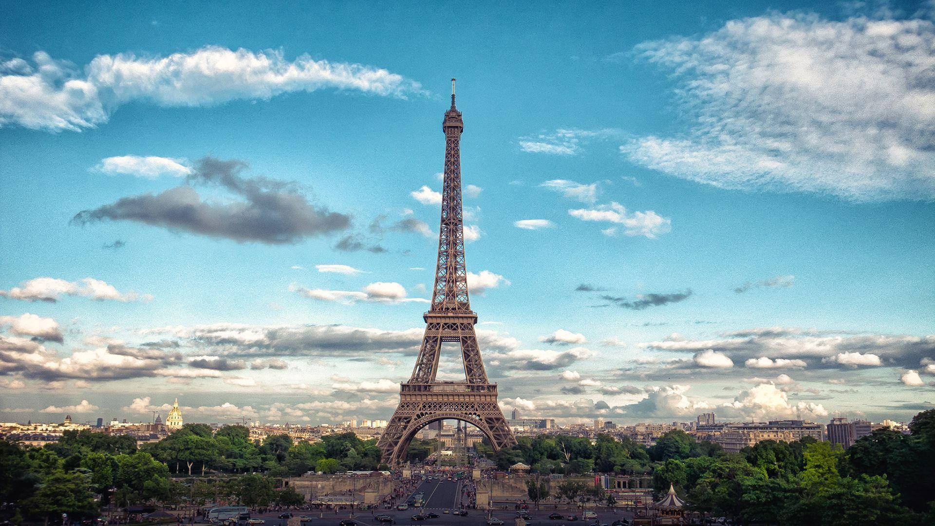 Eiffel Tower Cloudy Day Background