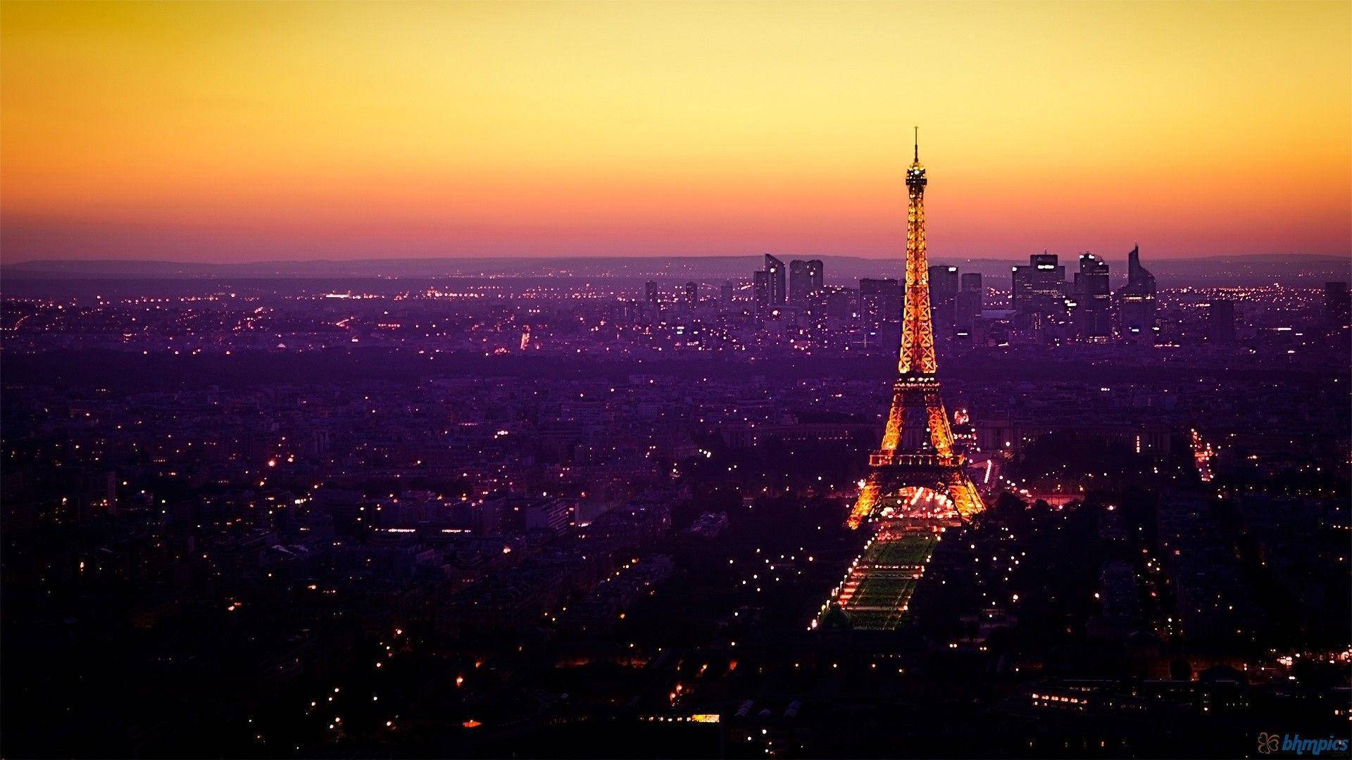 Eiffel Tower During Sunset Background