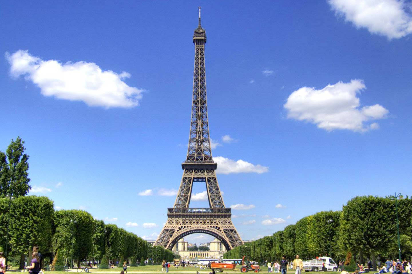 Eiffel Tower In Paris Desktop Background