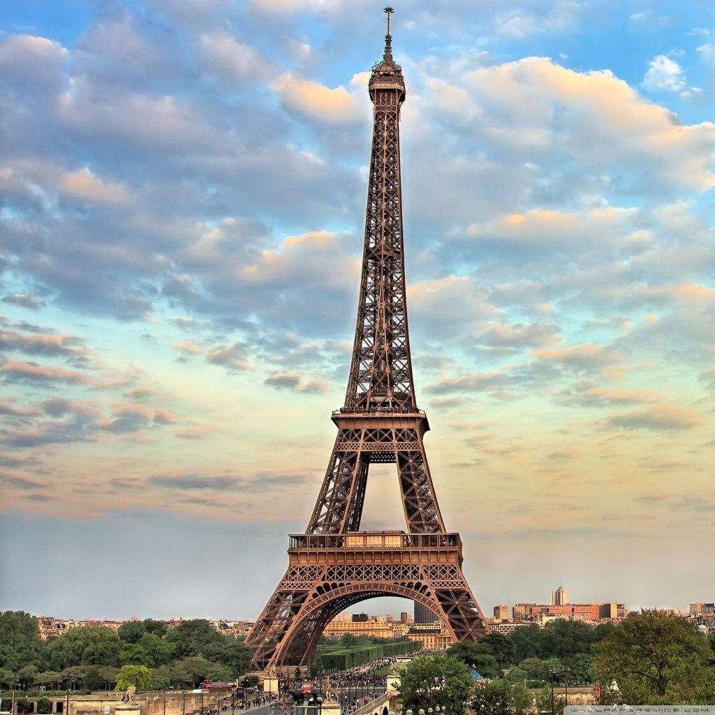 Eiffel Tower In Pastel Skies Background