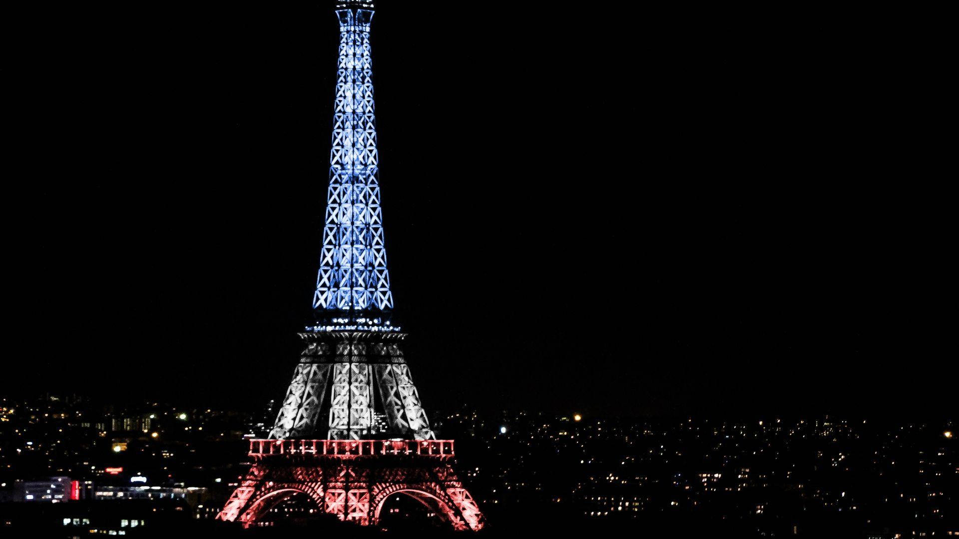 Eiffel Tower Lights At Night Background