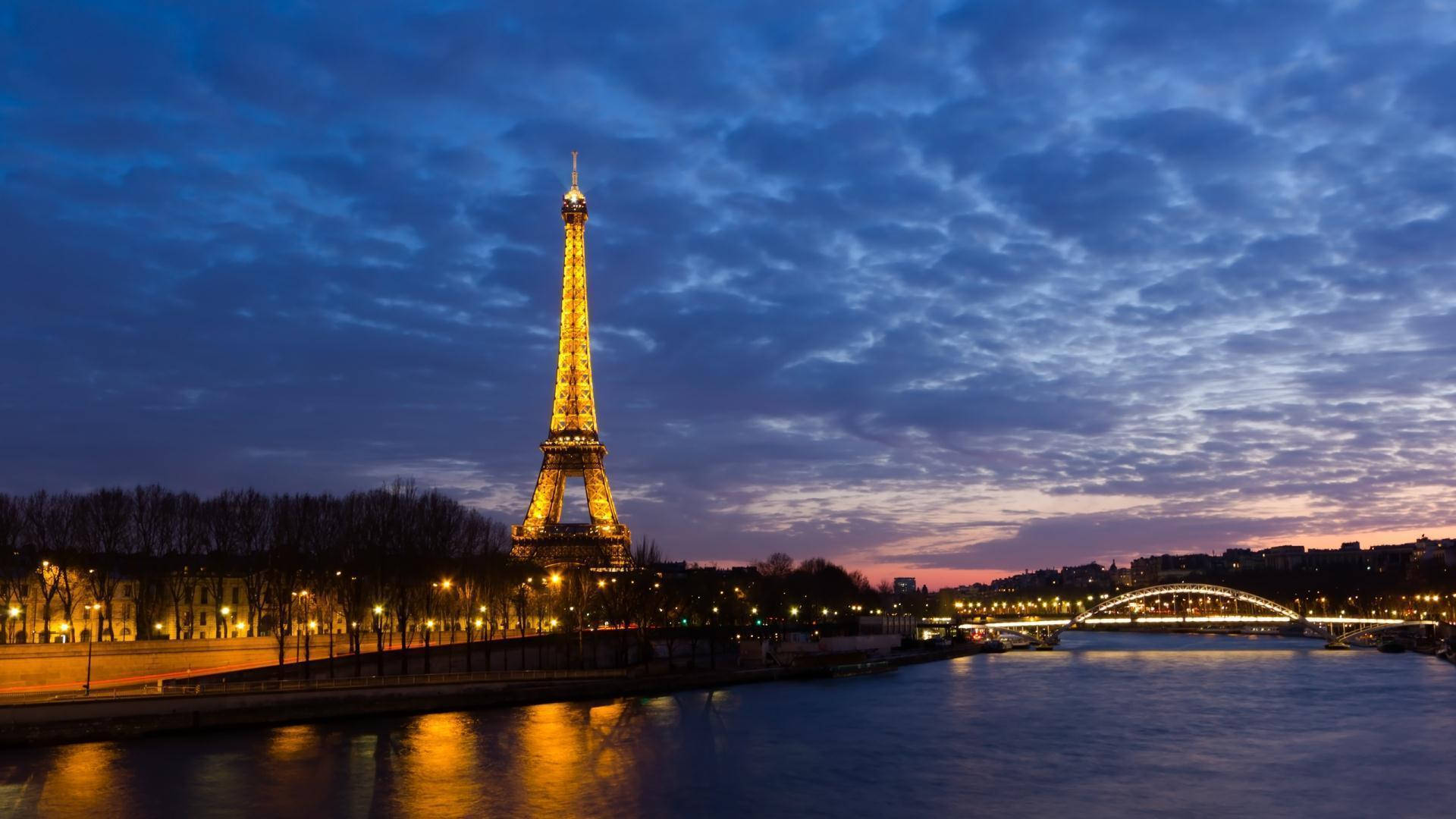 Eiffel Tower Sunset And Lake Background