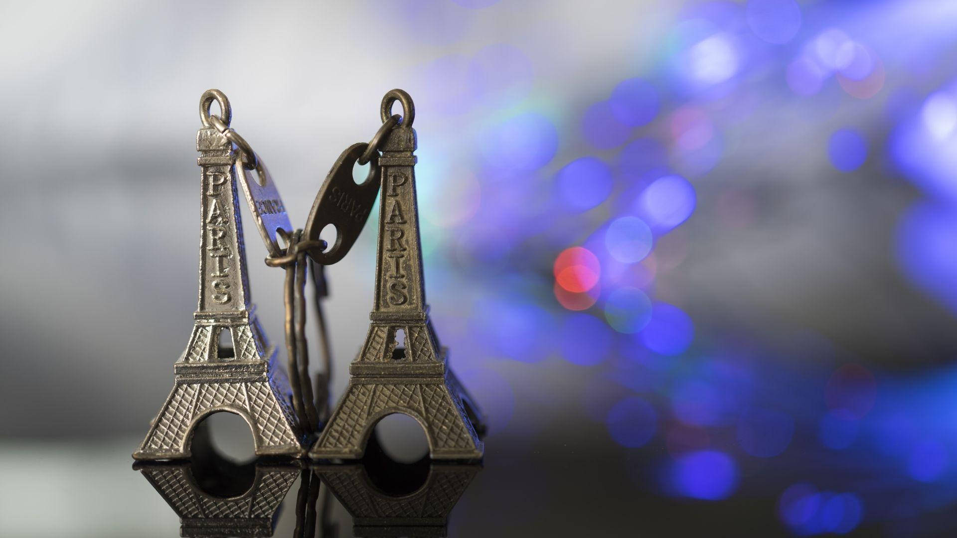 Eiffel Tower Twin Tower Keychain Background