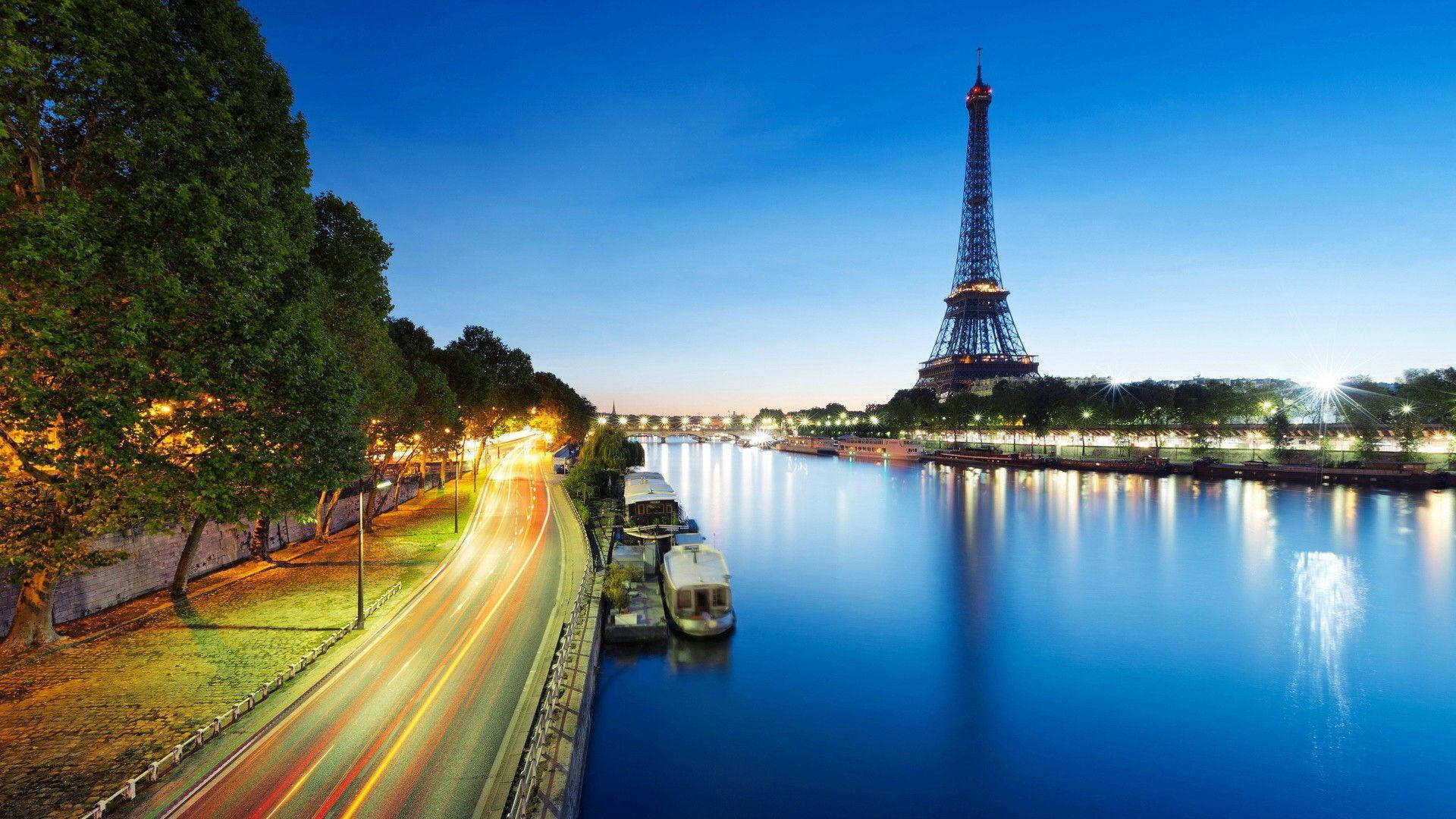 Eiffel Tower With Lake View Background