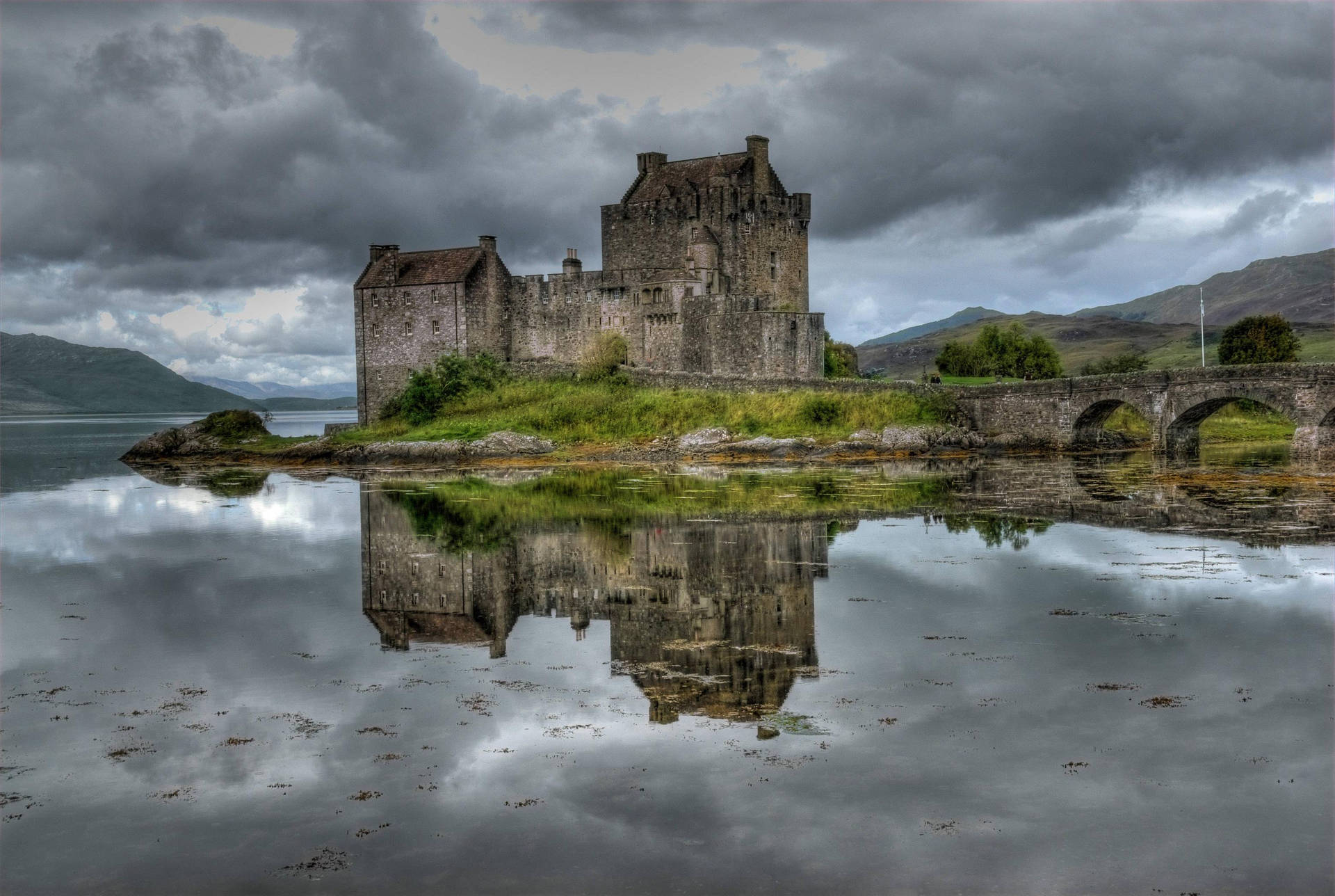 Eilean Donan Castle, Scotland Background