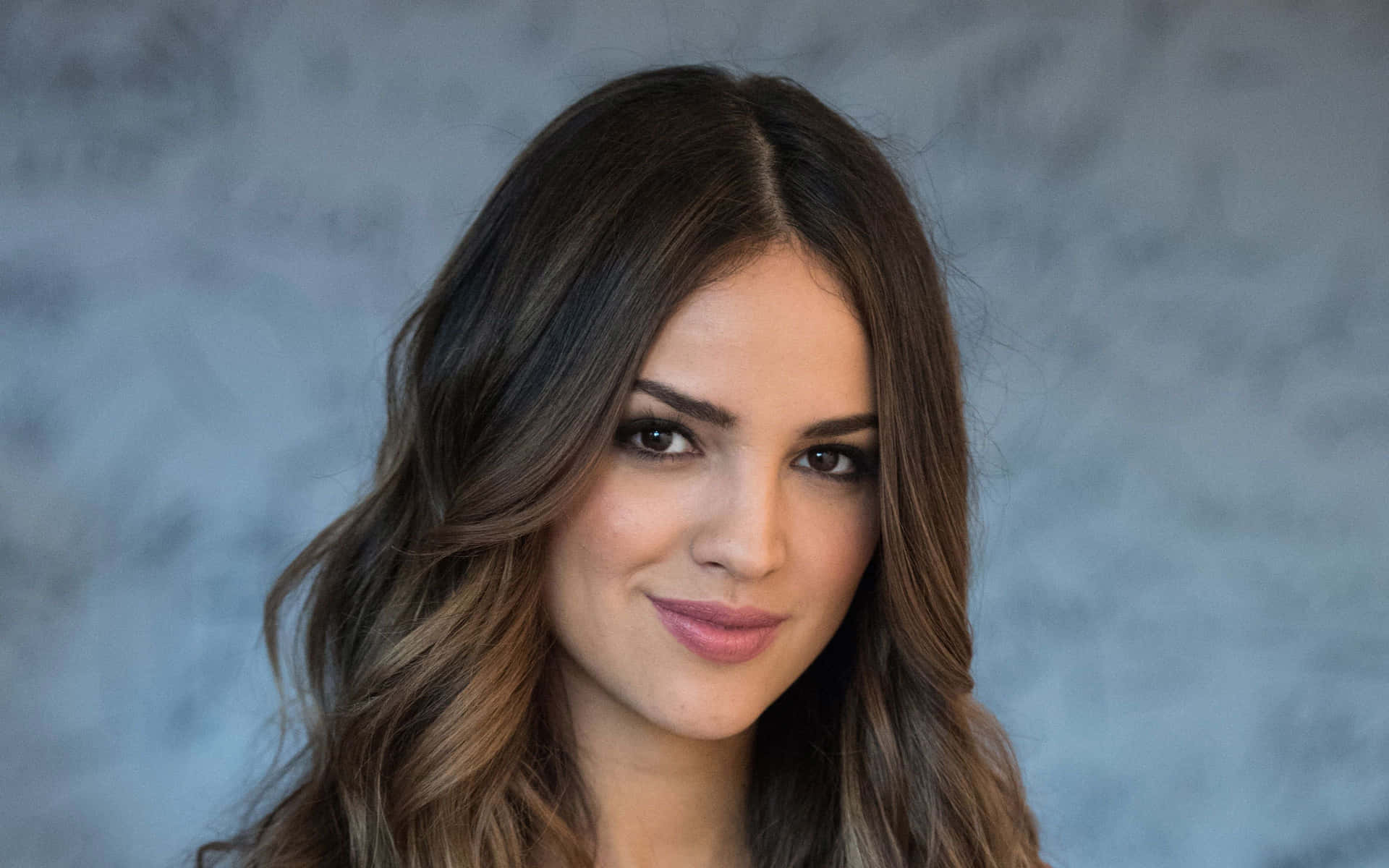 Eiza Gonzalez Portrait Smiling Background