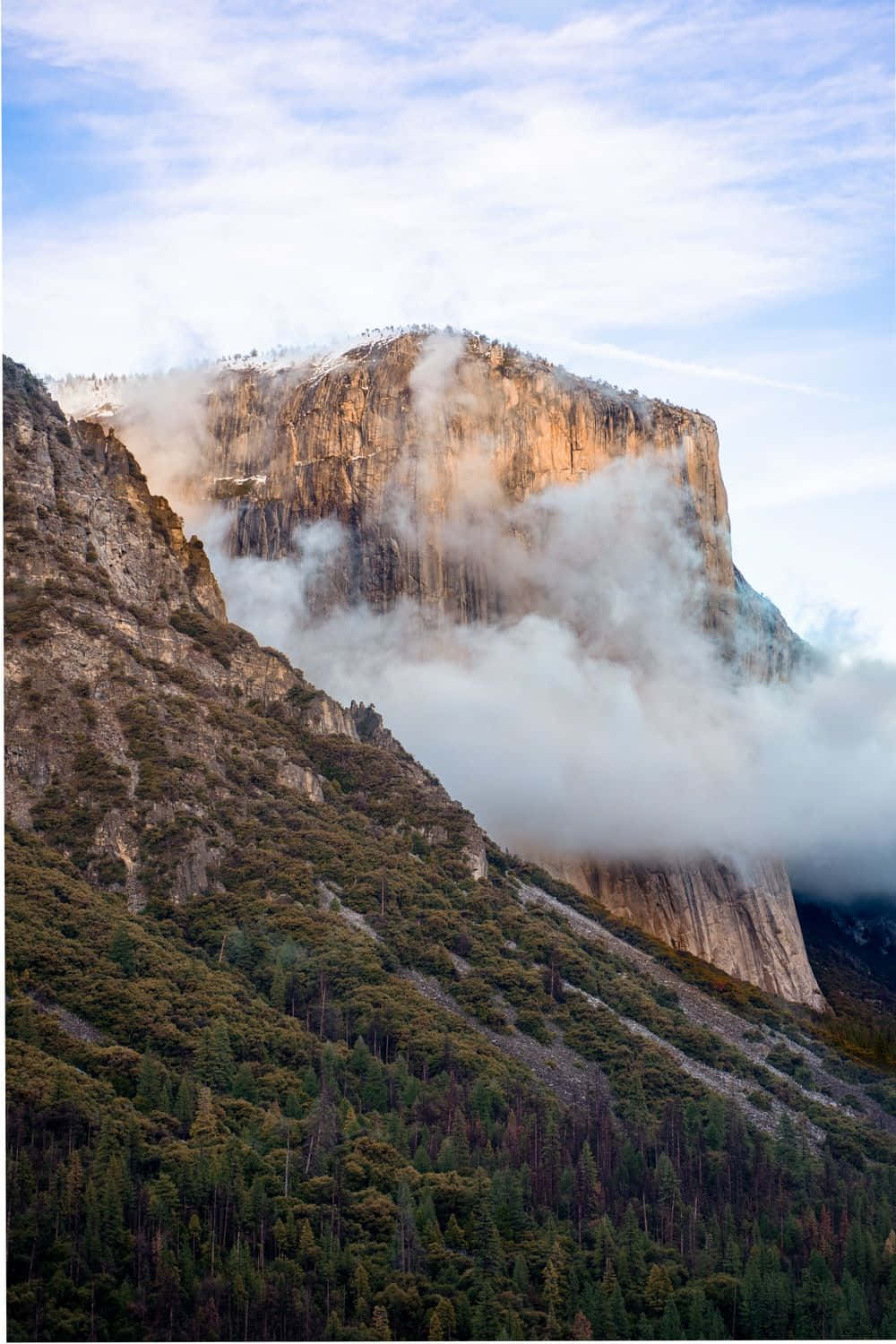 El Capitan Foggy Mountain Peak Background
